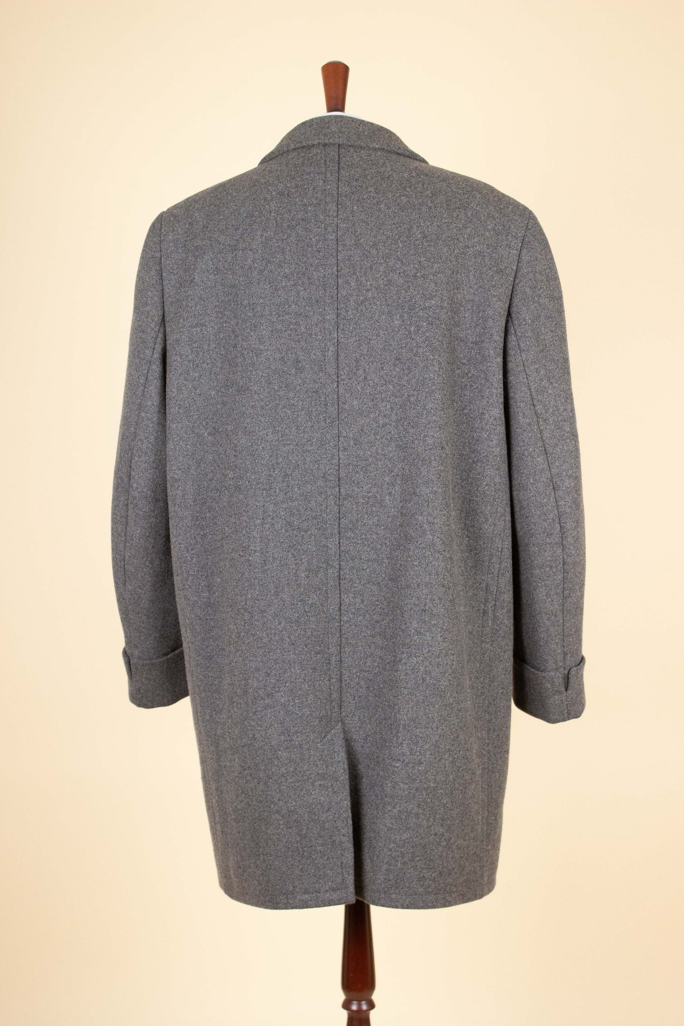 1940S/1950S MID GREY SHORT DOUBLE BREASTED OVERCOAT. SIZE CA EU 54