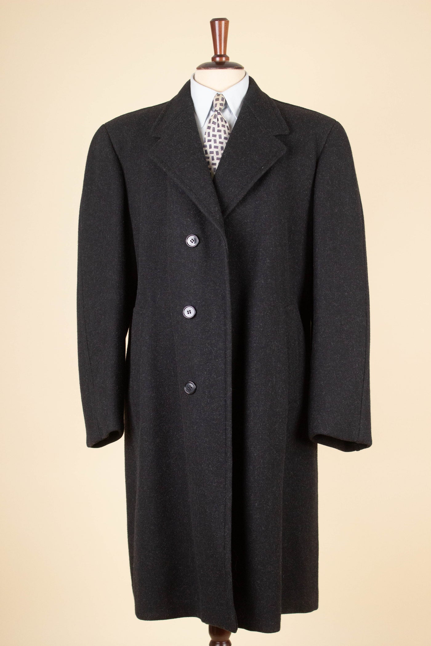 SWEDISH 1940S DARK GREY OVERCOAT BY HENRY SJÖBERG, LUDVIKA. SIZE CA EU 52