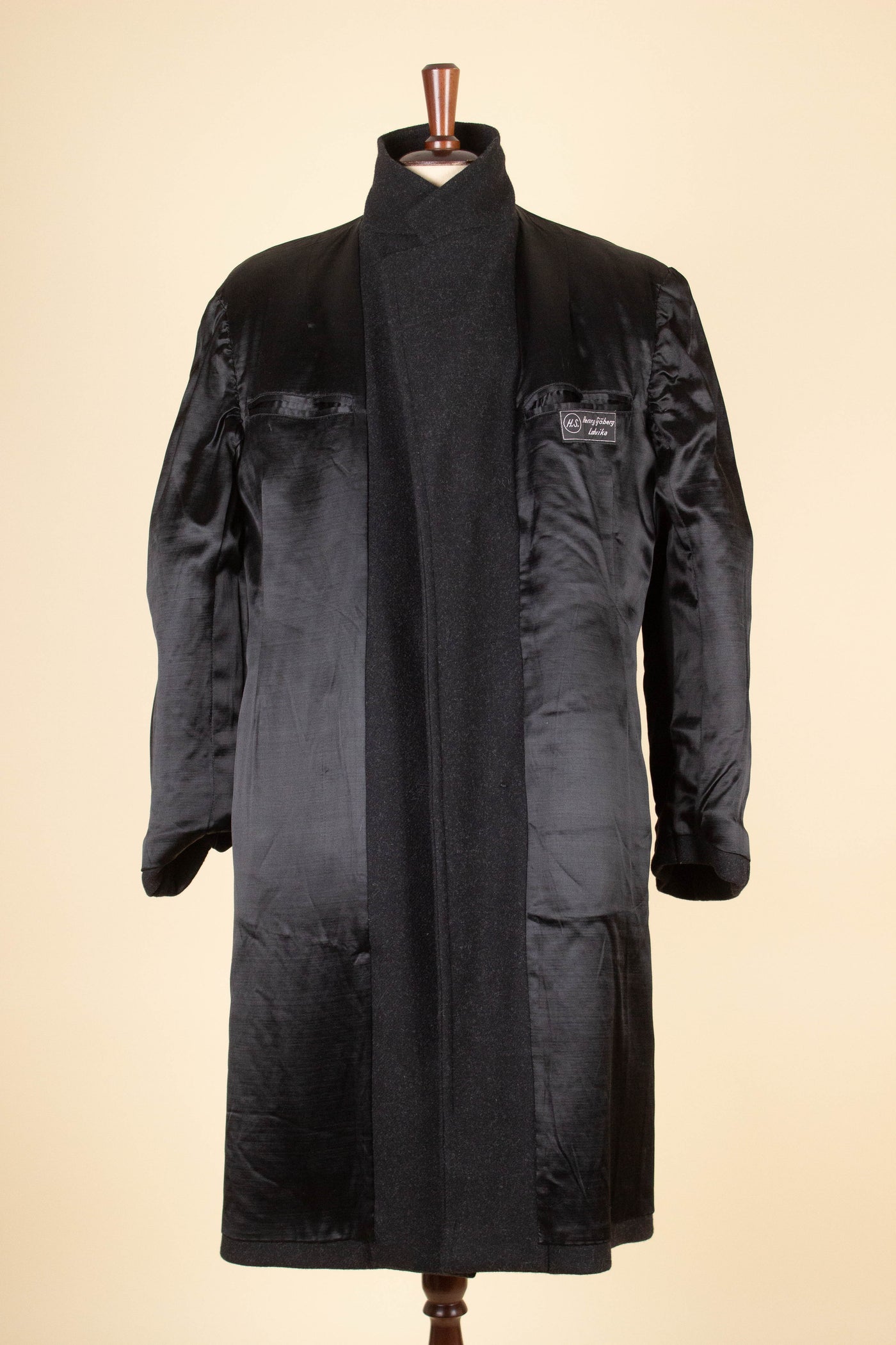 SWEDISH 1940S DARK GREY OVERCOAT BY HENRY SJÖBERG, LUDVIKA. SIZE CA EU 52