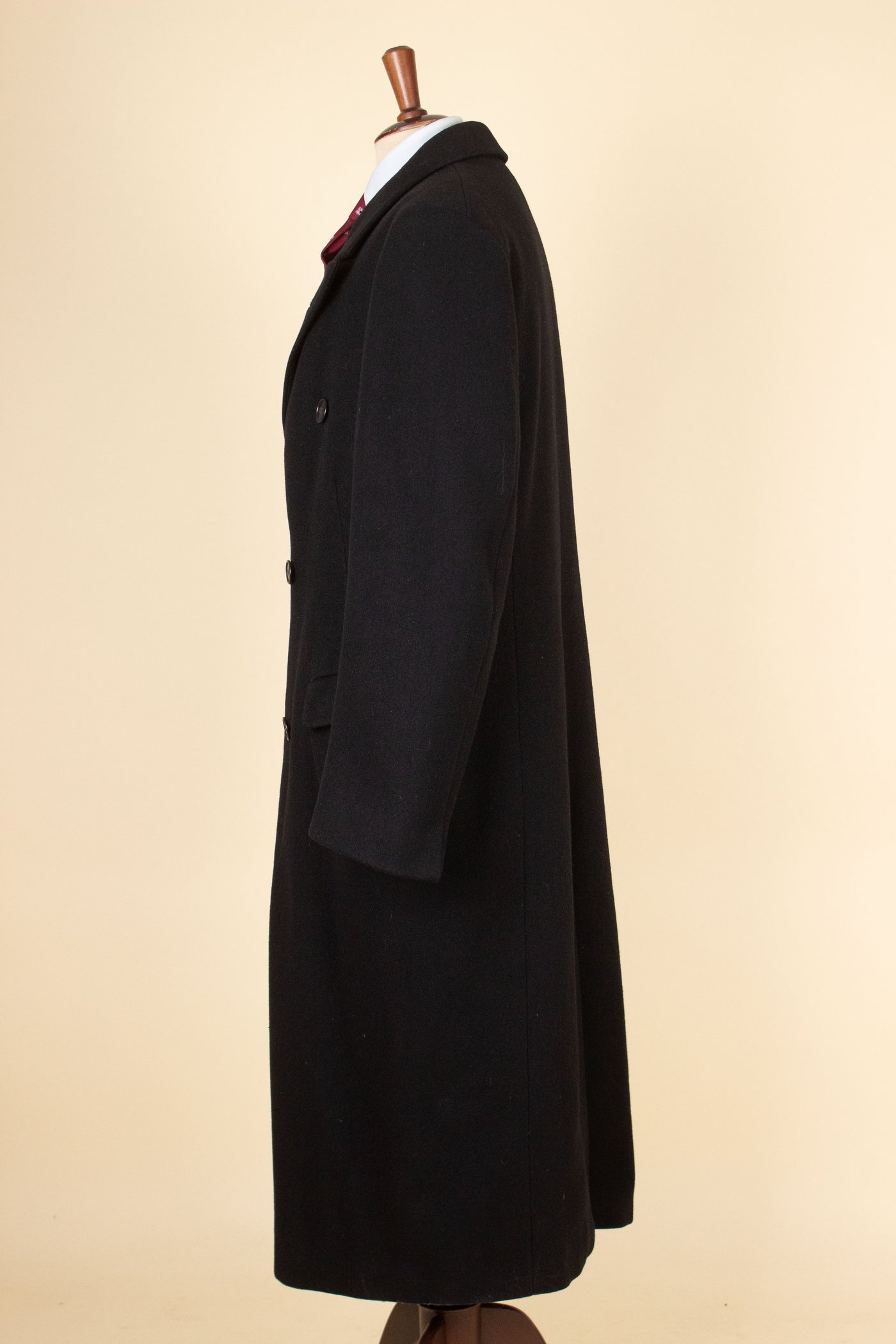 SWEDISH 1930S BLACK DOUBLE BREASTED HEAVYWEIGHT OVERCOAT BY TIGER. SIZE CA EU 46-48