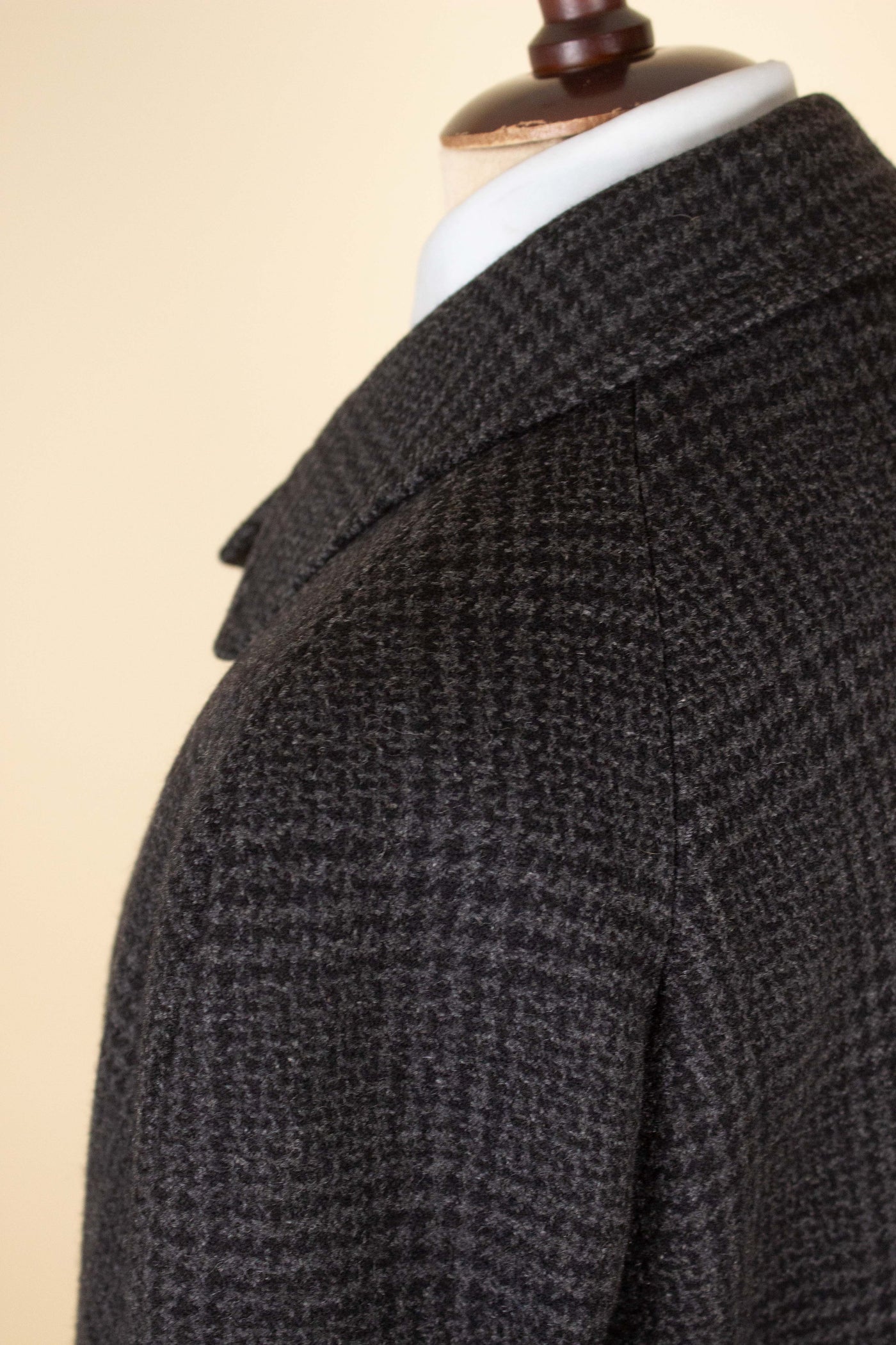 SWEDISH 1950S/1960S DARK GREY CHECKERED RAGLAN OVERCOAT BY DRESS. SIZE CA EU 48