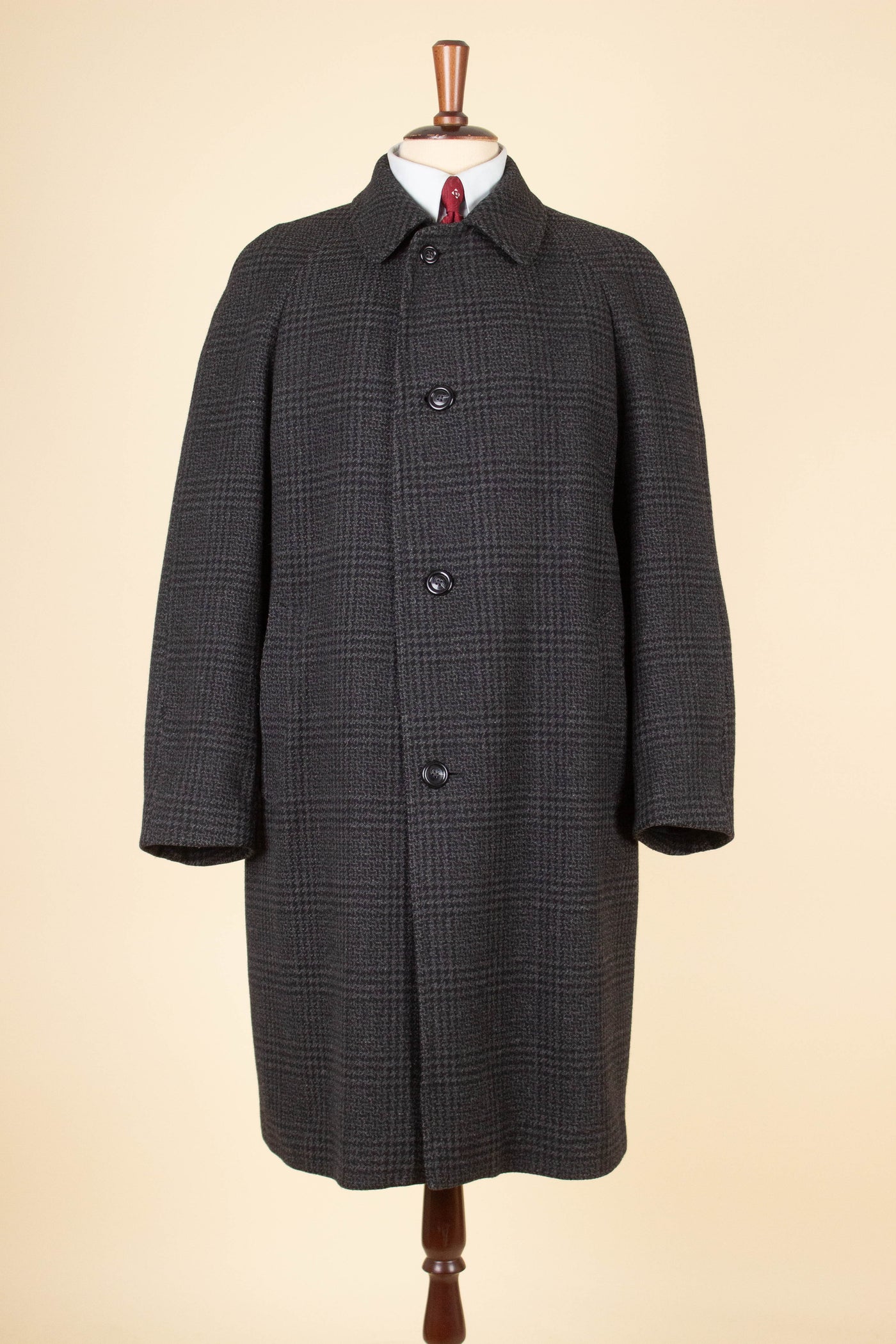 SWEDISH 1950S/1960S DARK GREY CHECKERED RAGLAN OVERCOAT BY DRESS. SIZE CA EU 48