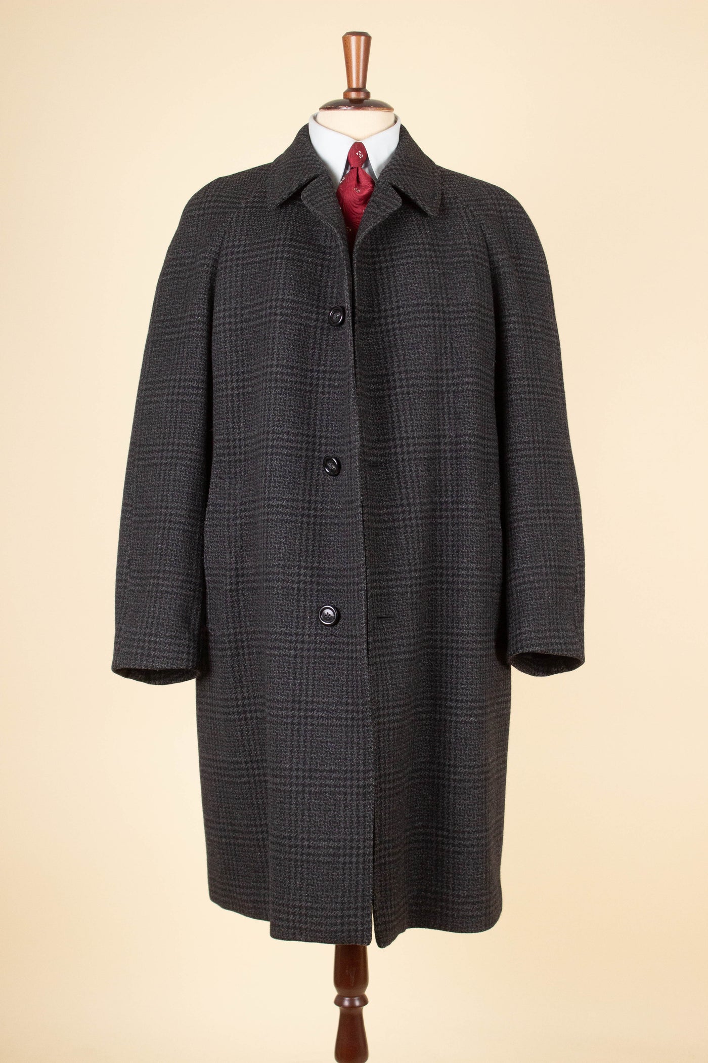 SWEDISH 1950S/1960S DARK GREY CHECKERED RAGLAN OVERCOAT BY DRESS. SIZE CA EU 48
