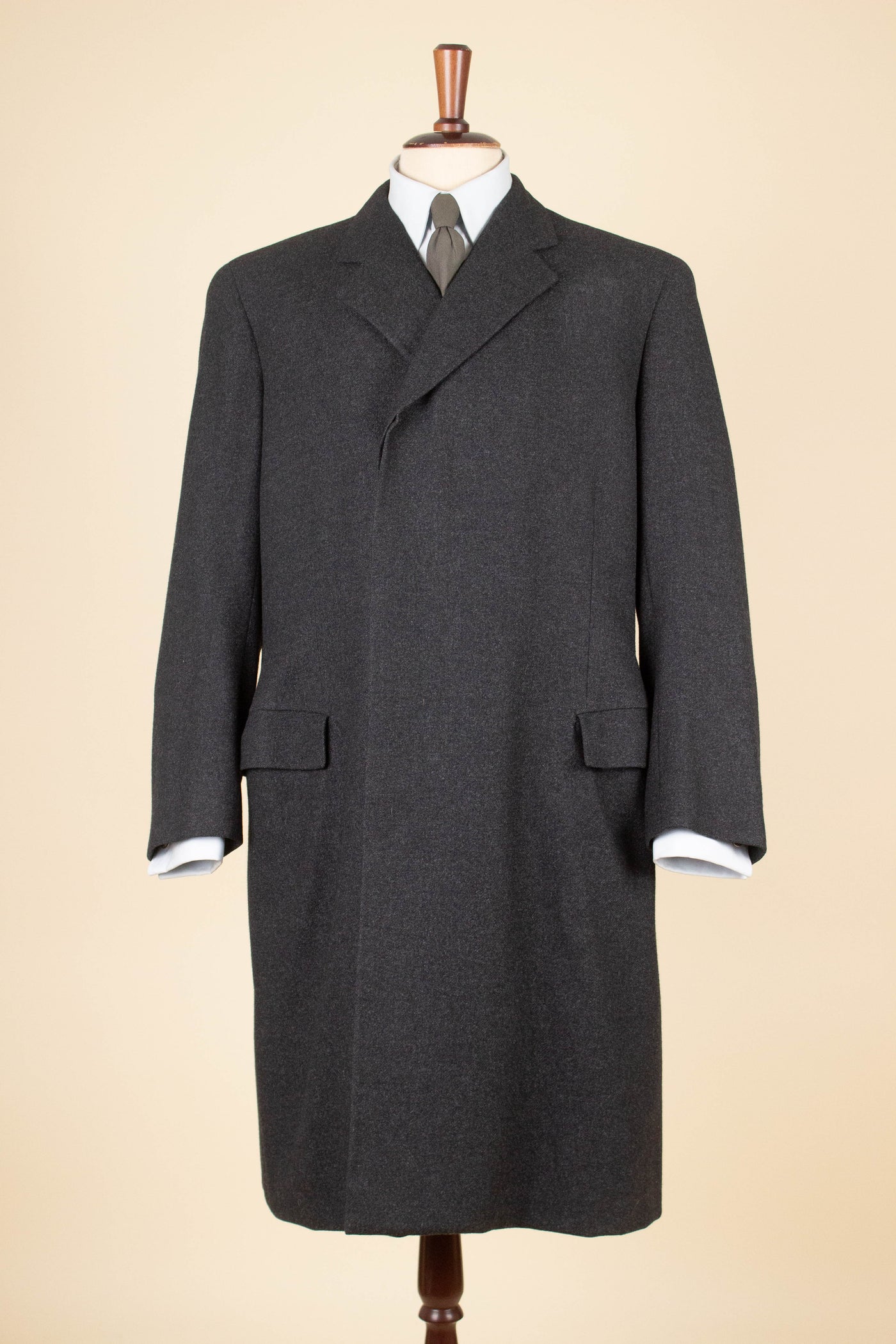 SWEDISH 1958 MID GREY SINGLEBREASTED BESPOKE OVERCOAT BY BRÖDERNA WILUND. SIZE CA EU 48-50