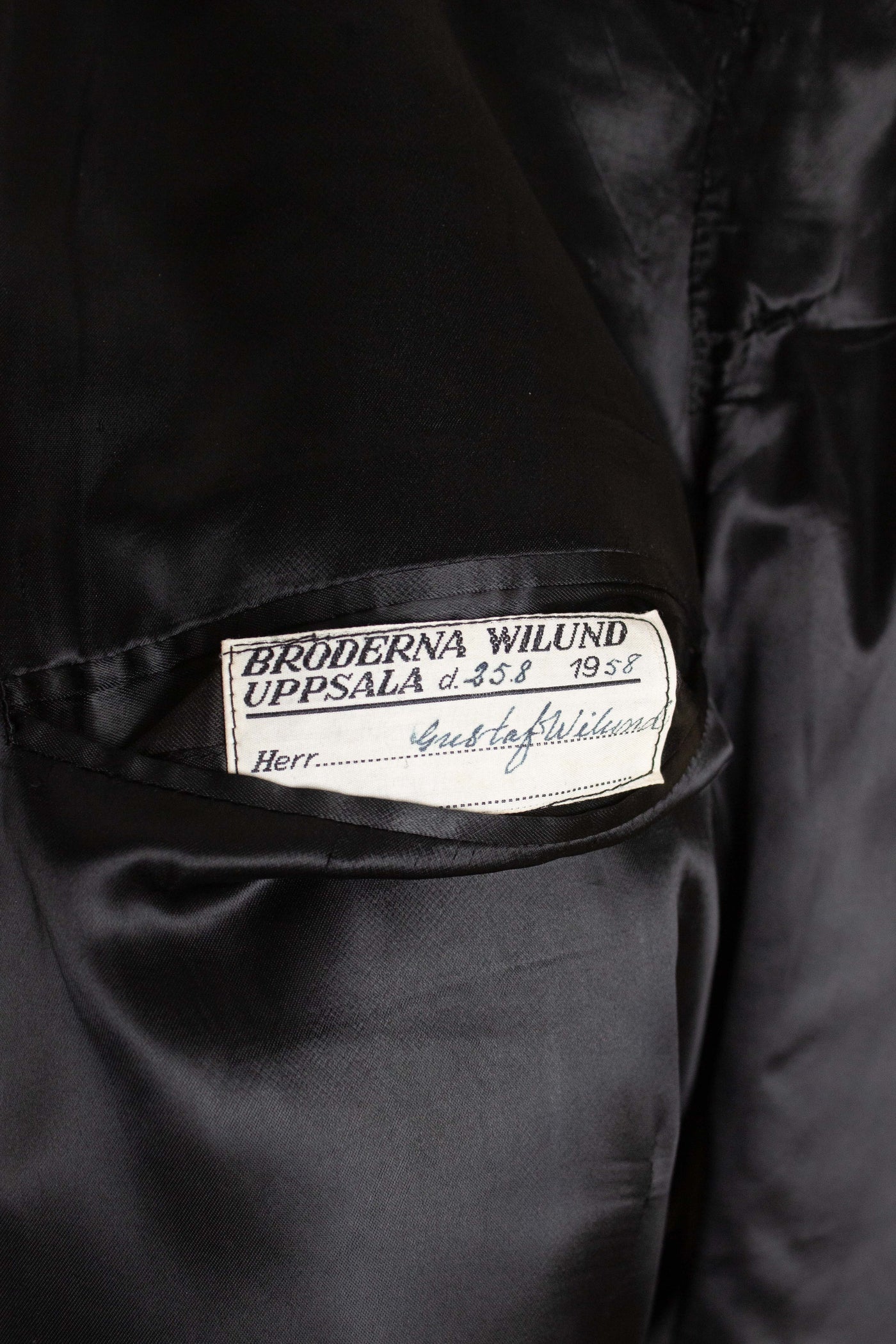 SWEDISH 1958 MID GREY SINGLEBREASTED BESPOKE OVERCOAT BY BRÖDERNA WILUND. SIZE CA EU 48-50