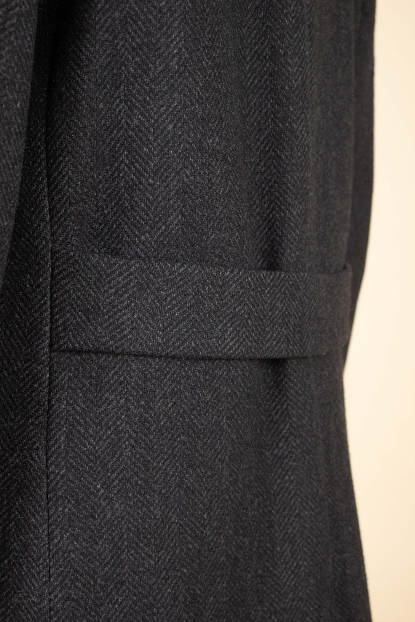 SWEDISH 1940S GREY HERRINGBONE DOUBLE BREASTED HEAVYWEIGHT COAT BY JUNEX. SIZE CA EU 48-50