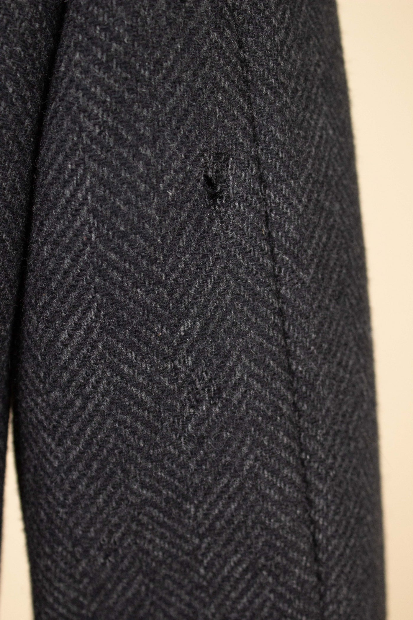 SWEDISH 1940S GREY HERRINGBONE DOUBLE BREASTED HEAVYWEIGHT COAT BY JUNEX. SIZE CA EU 48-50