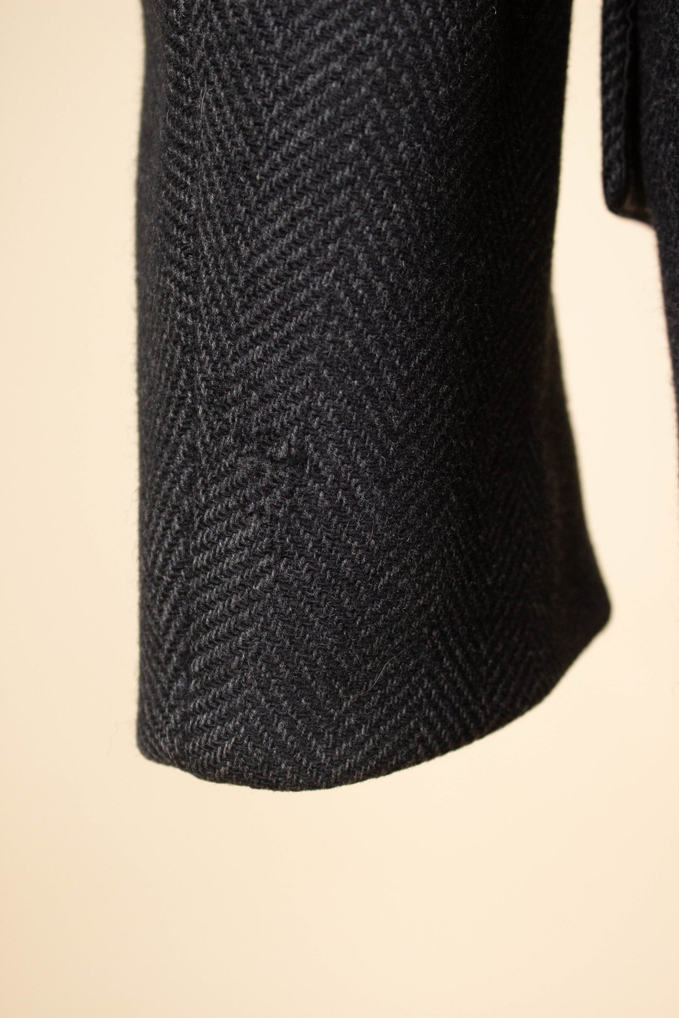 SWEDISH 1940S GREY HERRINGBONE DOUBLE BREASTED HEAVYWEIGHT COAT BY JUNEX. SIZE CA EU 48-50