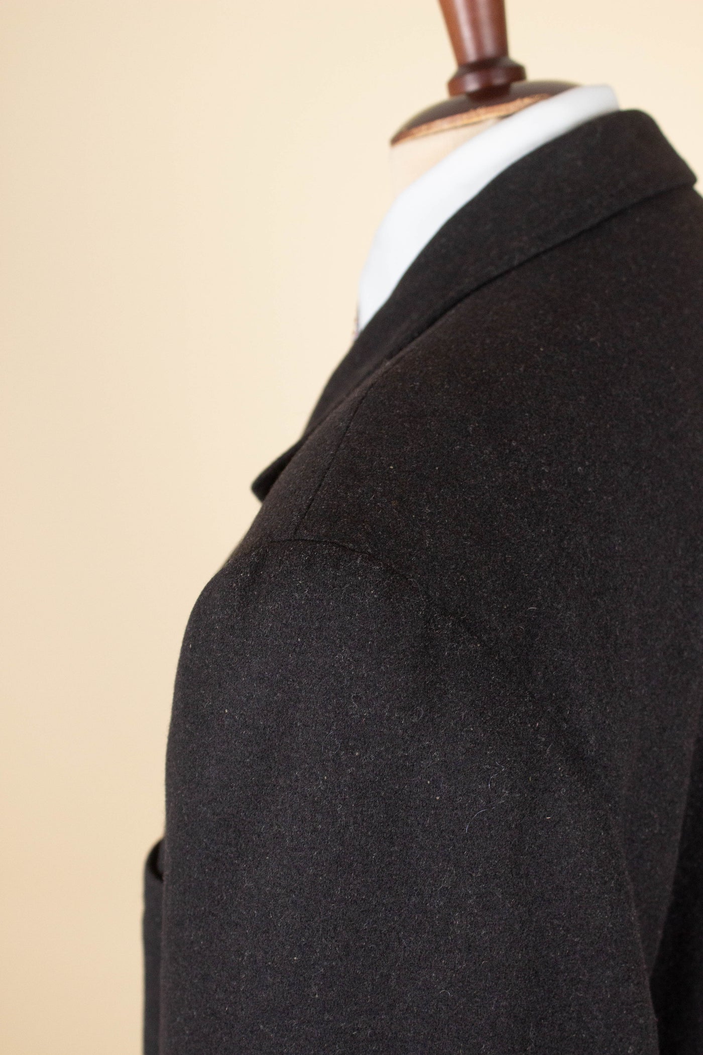 1940S SWEDISH BLACK SINGLE BREASTED OVERCOAT BY UNKNOWN MAKER. SIZE CA EU 52-54