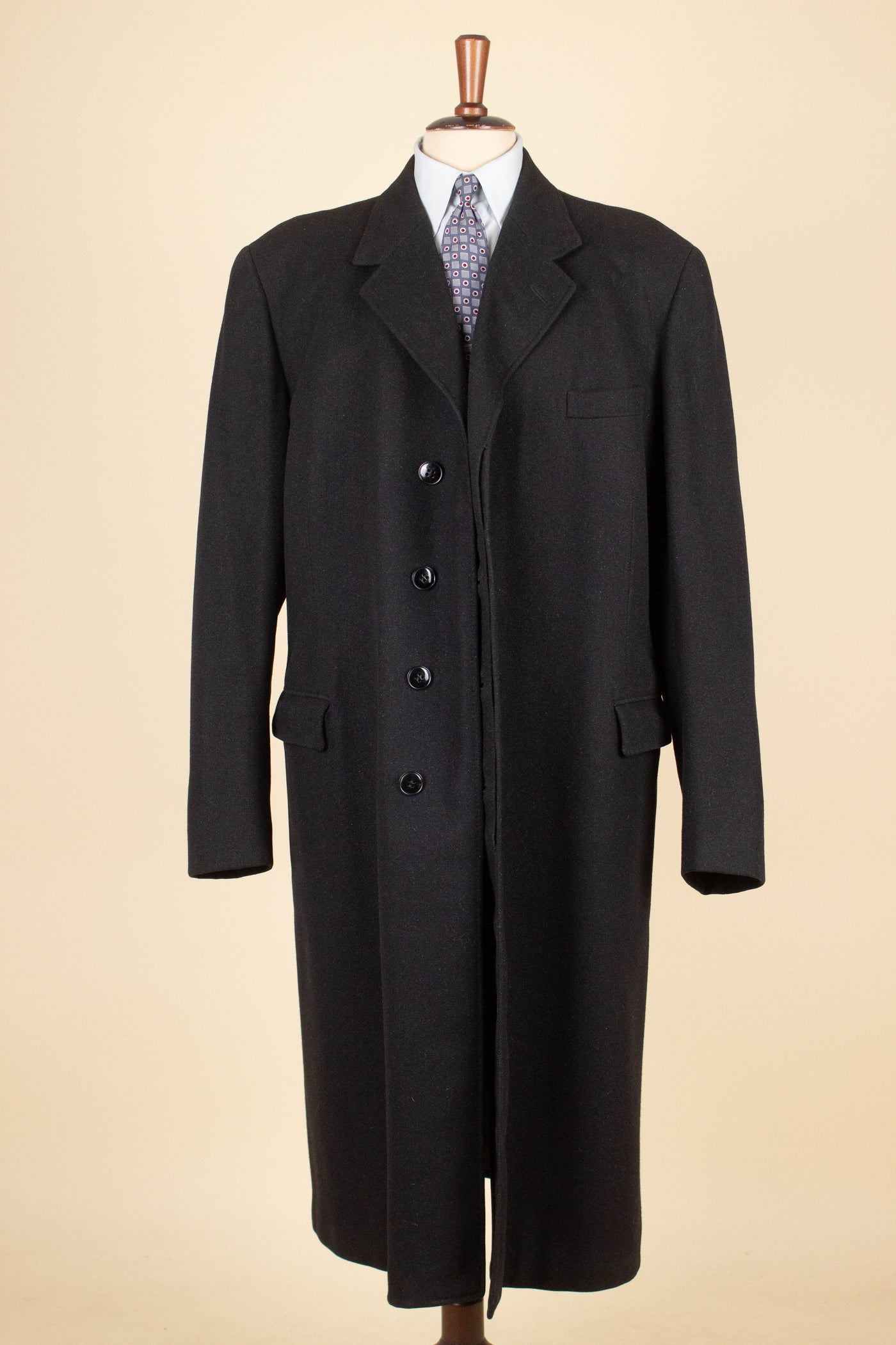 1940S SWEDISH BLACK SINGLE BREASTED OVERCOAT BY UNKNOWN MAKER. SIZE CA EU 52-54