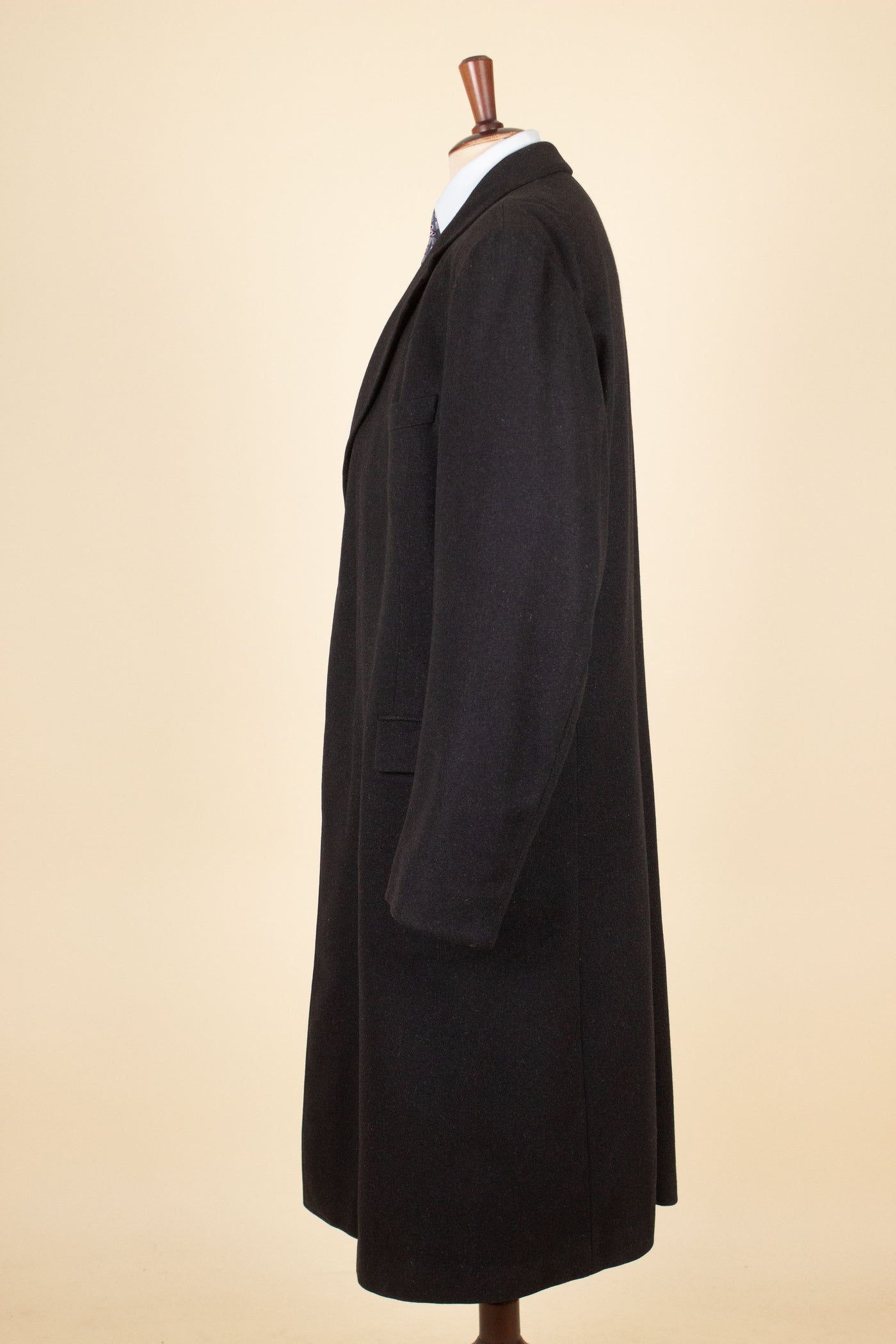 1940S SWEDISH BLACK SINGLE BREASTED OVERCOAT BY UNKNOWN MAKER. SIZE CA EU 52-54