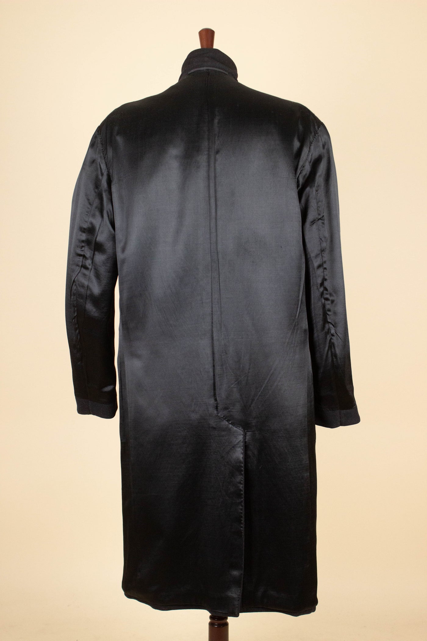 1940S SWEDISH BLACK SINGLE BREASTED OVERCOAT BY UNKNOWN MAKER. SIZE CA EU 52-54