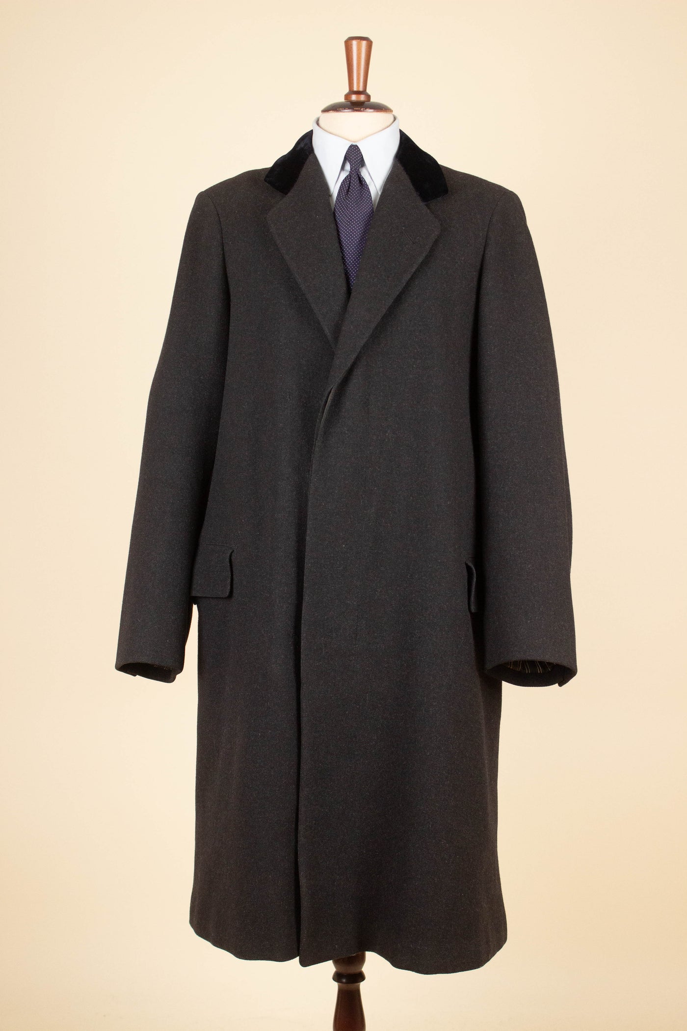 SWEDISH 1910/1920S BESPOKE GREY SINGLE BREASTED COVERT COAT. SIZE CA EU 48-50