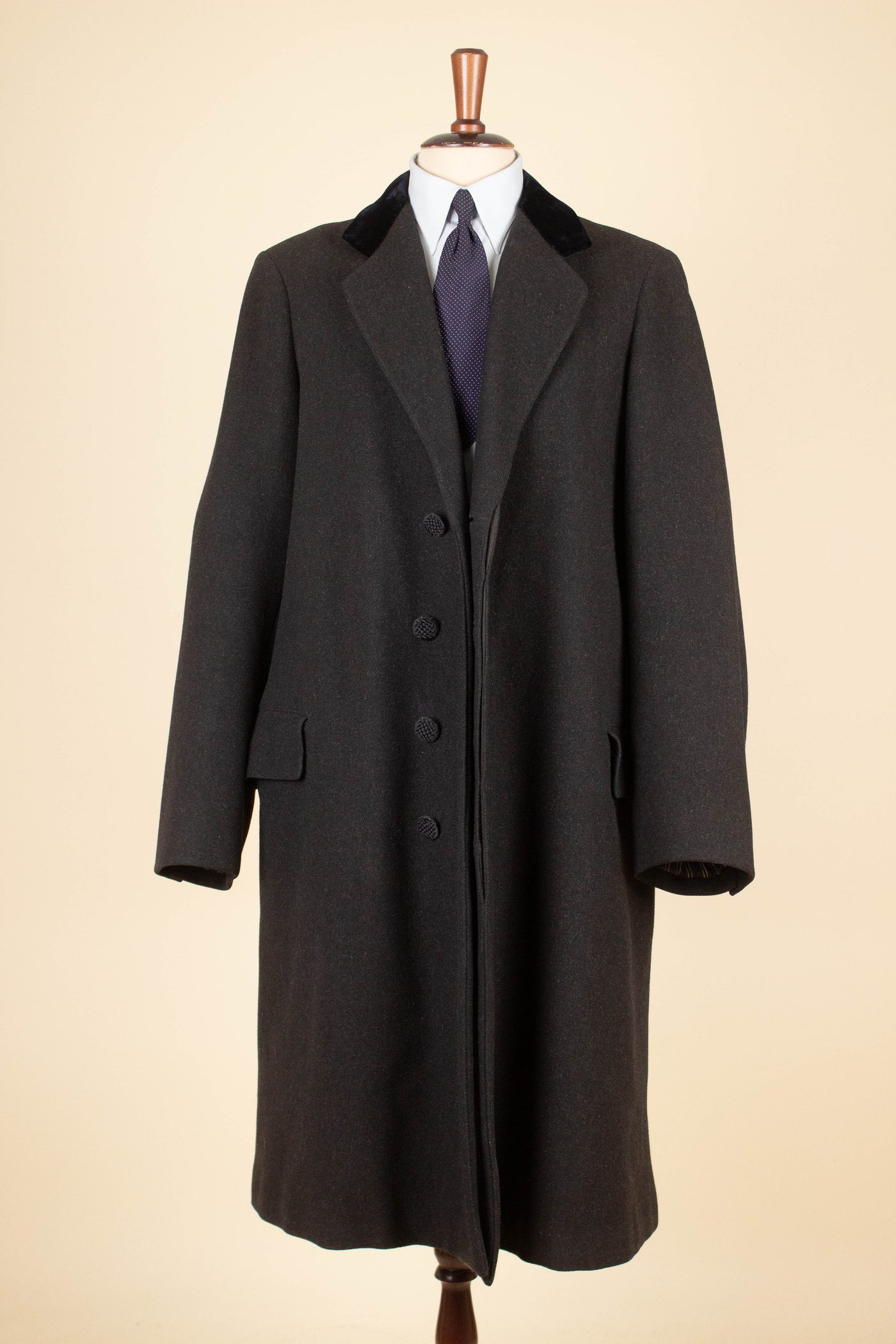 SWEDISH 1910/1920S BESPOKE GREY SINGLE BREASTED COVERT COAT. SIZE CA EU 48-50