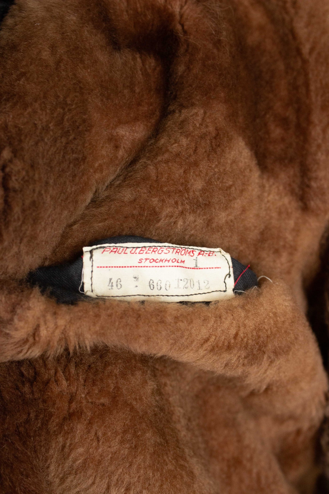 SWEDISH 1920S/1930 BLACK DOUBLE BREASTED OVERCOAT WITH FUR LINING BY PUB. SIZE CA EU 50