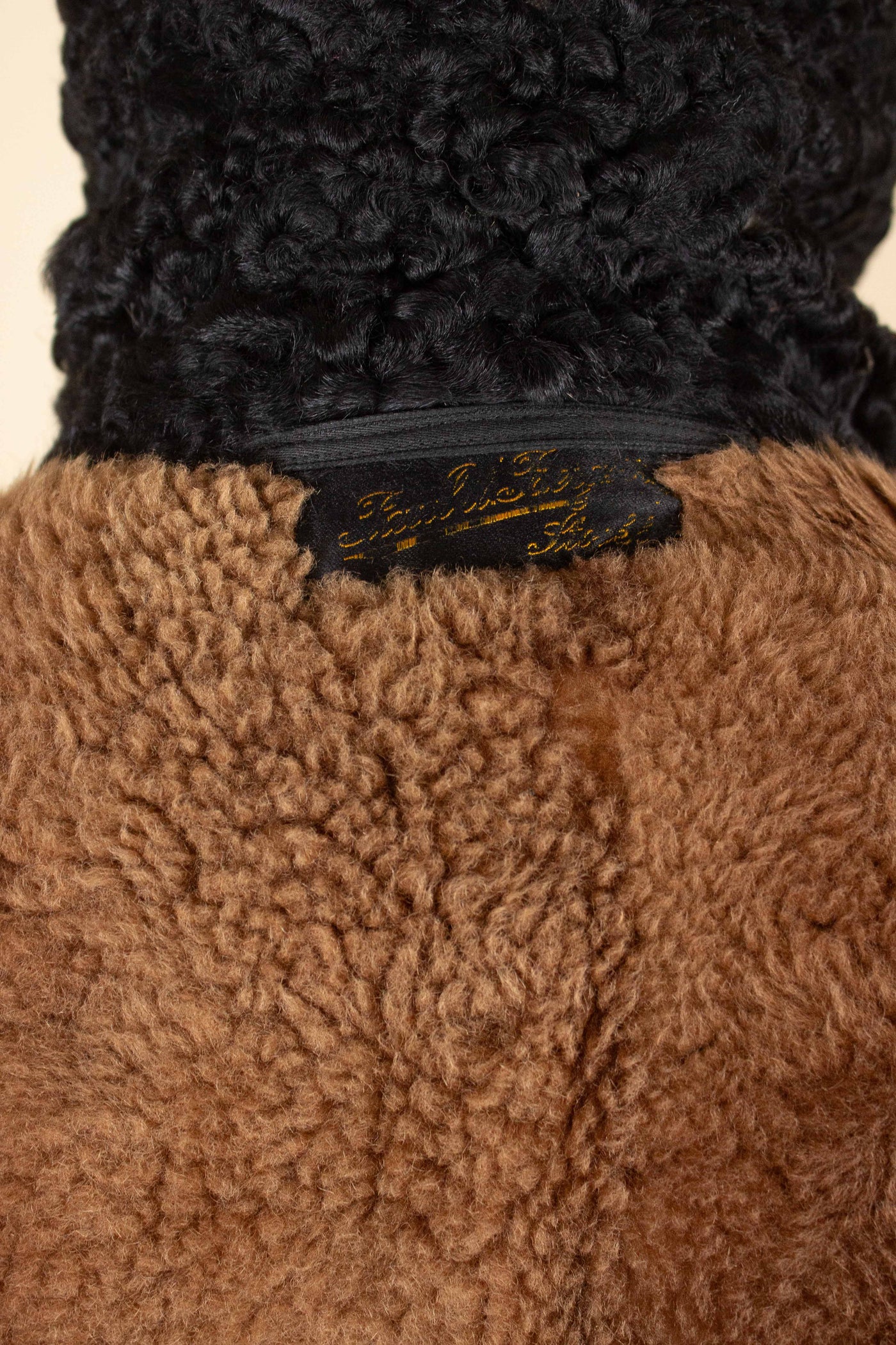 SWEDISH 1920S/1930 BLACK DOUBLE BREASTED OVERCOAT WITH FUR LINING BY PUB. SIZE CA EU 50