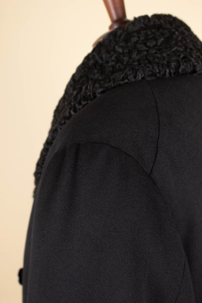 SWEDISH 1920S/1930 BLACK DOUBLE BREASTED OVERCOAT WITH FUR LINING BY PUB. SIZE CA EU 50
