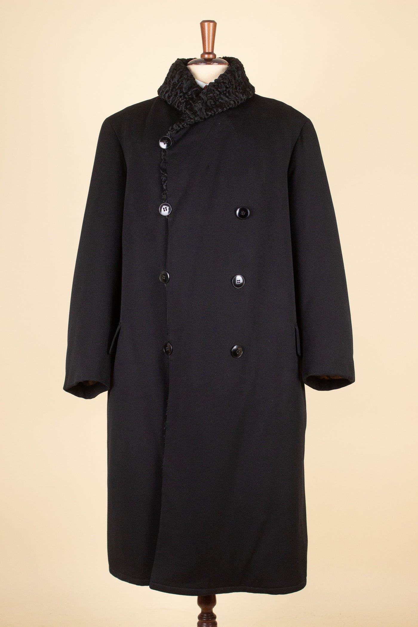 SWEDISH 1920S/1930 BLACK DOUBLE BREASTED OVERCOAT WITH FUR LINING BY PUB. SIZE CA EU 50