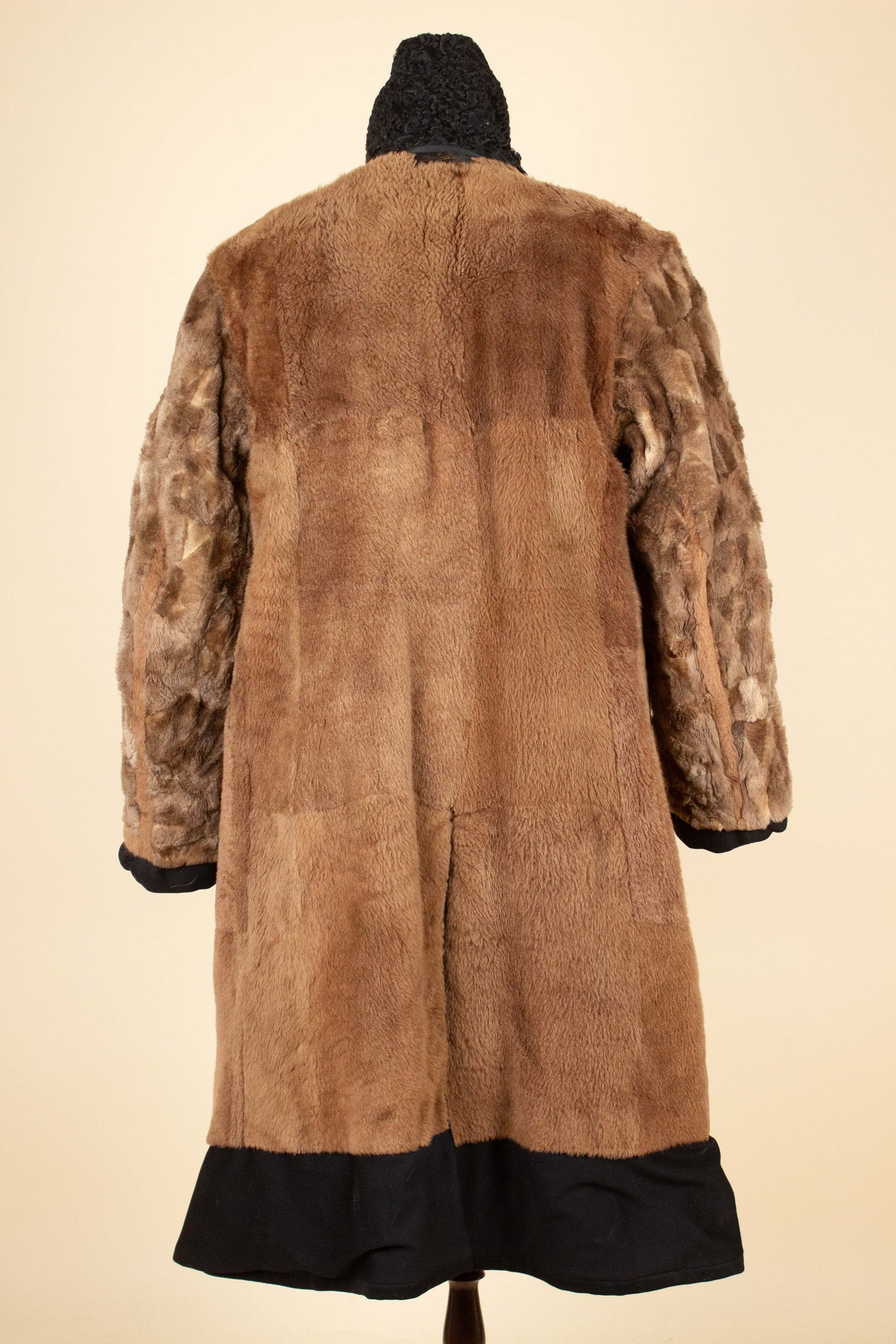 SWEDISH 1920S/1930 BLACK DOUBLE BREASTED OVERCOAT WITH FUR LINING BY PUB. SIZE CA EU 50