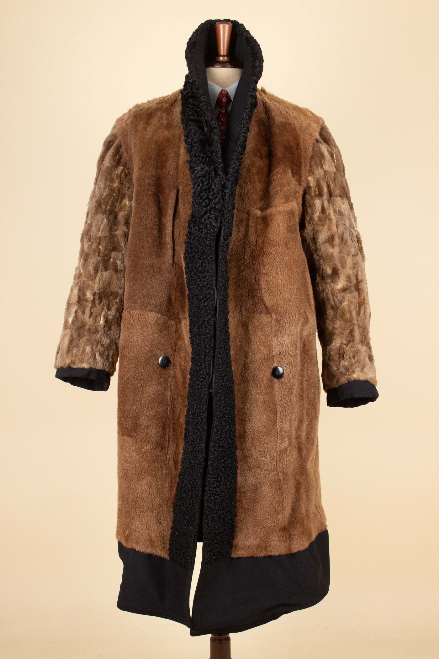 SWEDISH 1920S/1930 BLACK DOUBLE BREASTED OVERCOAT WITH FUR LINING BY PUB. SIZE CA EU 50