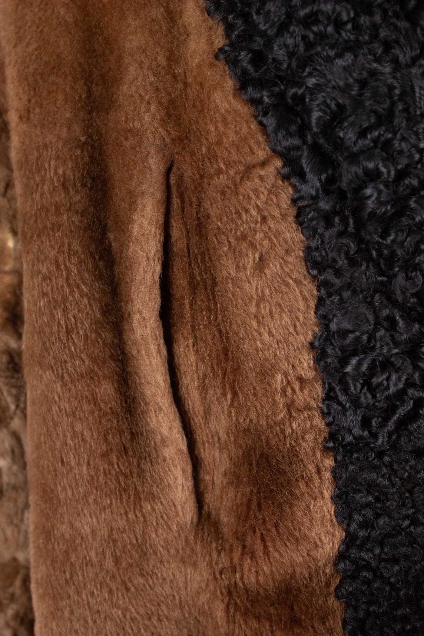SWEDISH 1920S/1930 BLACK DOUBLE BREASTED OVERCOAT WITH FUR LINING BY PUB. SIZE CA EU 50