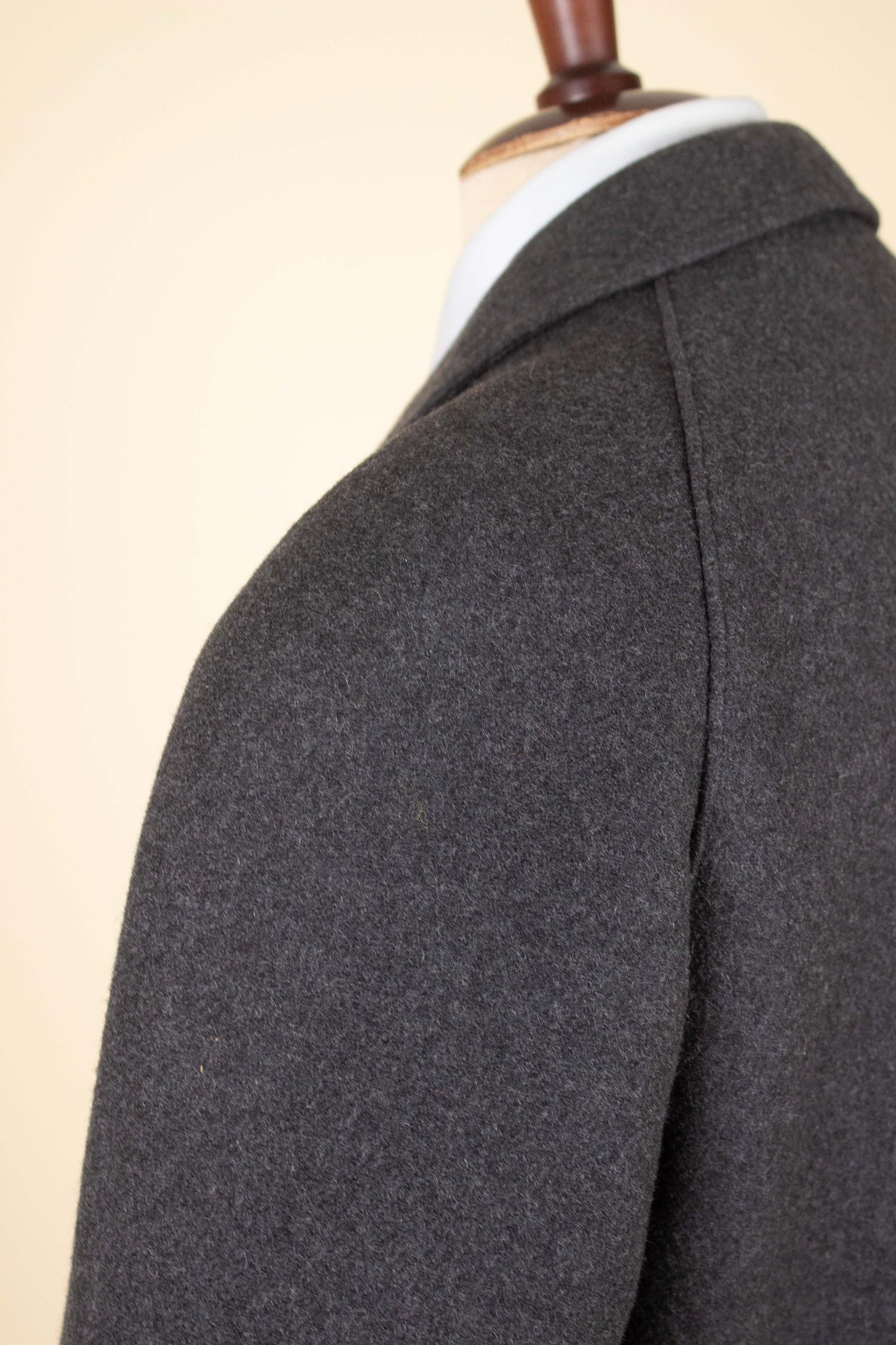 SWEDISH 1950S DARK GREY SINGLE BREASTED RAGLAN OVERCOAT BY JUNEX. SIZE CA EU 48