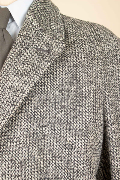 SWEDISH 1950S GREY MINGLED SINGLE BREASTED RAGLAN TWEED COAT. SIZE CA EU 50