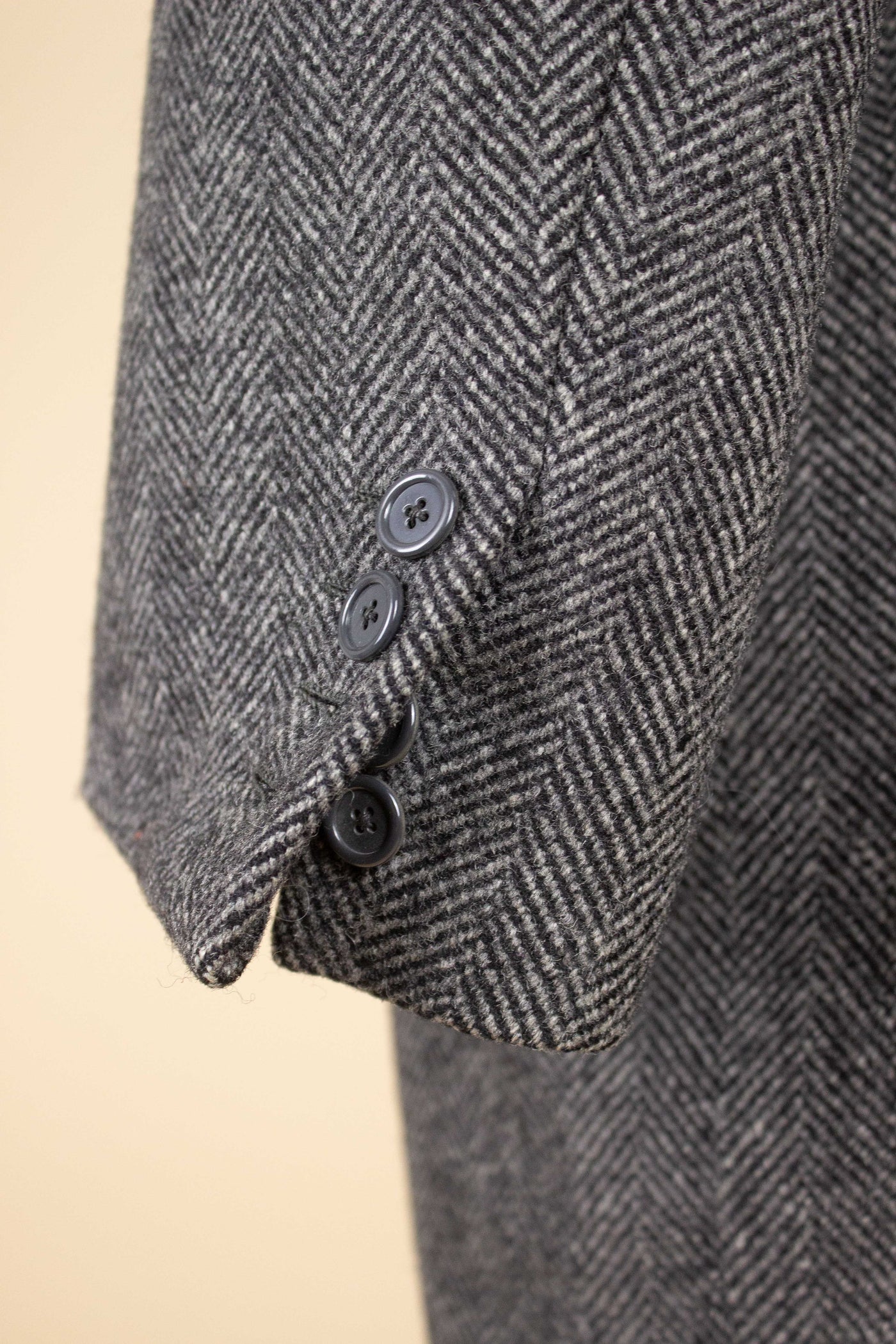 SWEDISH 1940S/1950S BESPOKE GREY HERRINGBONE OVERCOAT BY UNKNOWN MAKER. SIZE CA EU 52