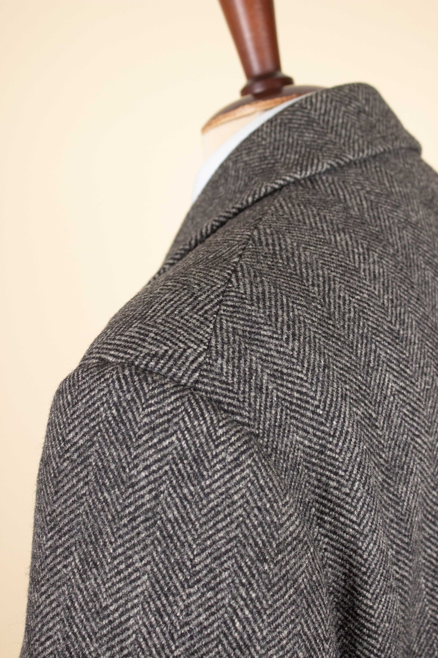 SWEDISH 1940S/1950S BESPOKE GREY HERRINGBONE OVERCOAT BY UNKNOWN MAKER. SIZE CA EU 52