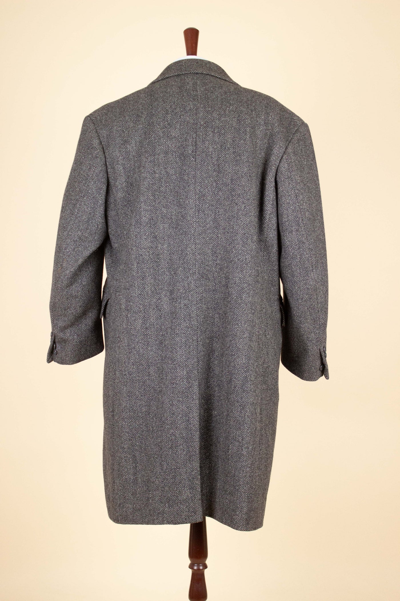 SWEDISH 1940S/1950S BESPOKE GREY HERRINGBONE OVERCOAT BY UNKNOWN MAKER. SIZE CA EU 52