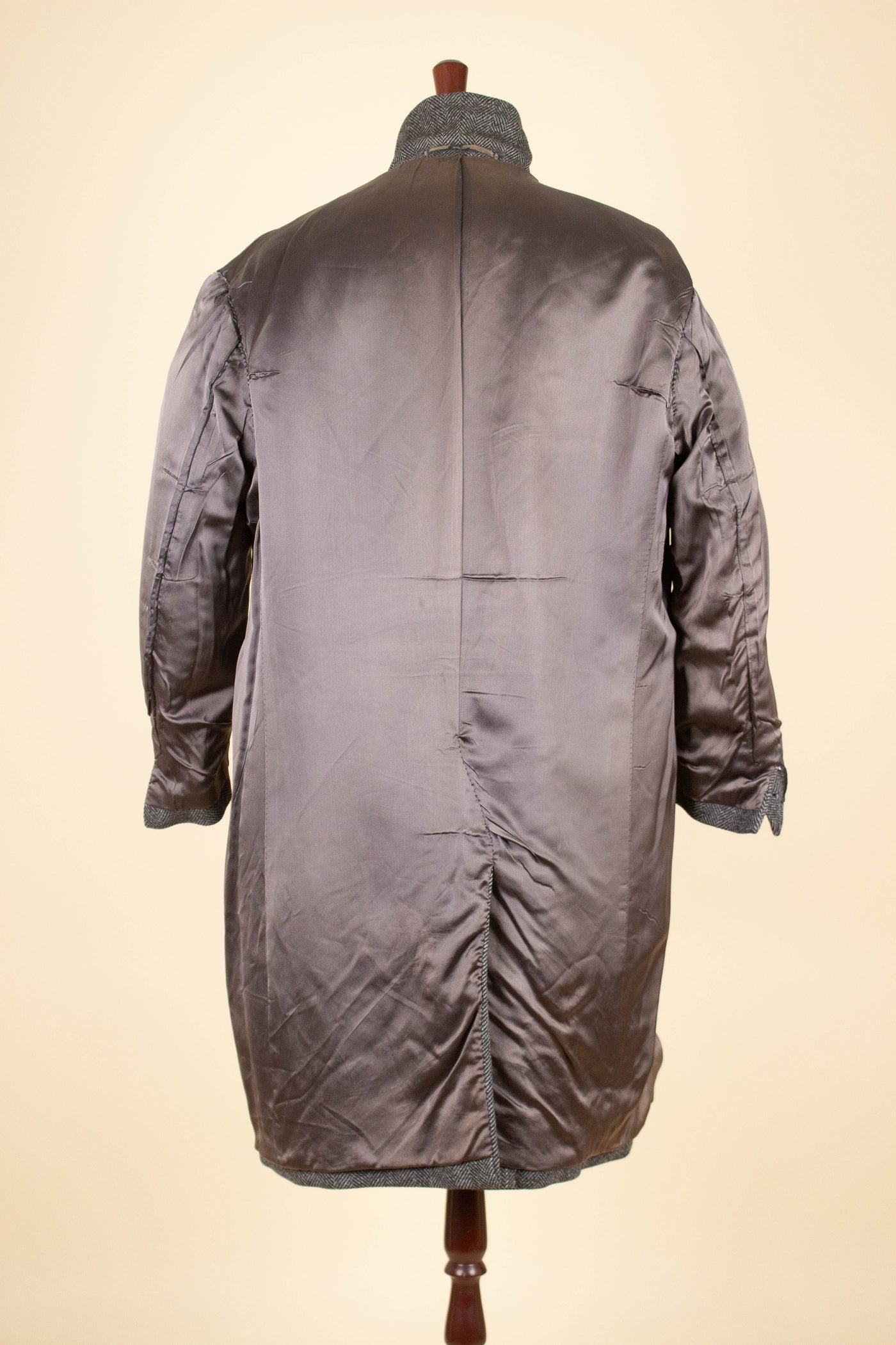 SWEDISH 1940S/1950S BESPOKE GREY HERRINGBONE OVERCOAT BY UNKNOWN MAKER. SIZE CA EU 52
