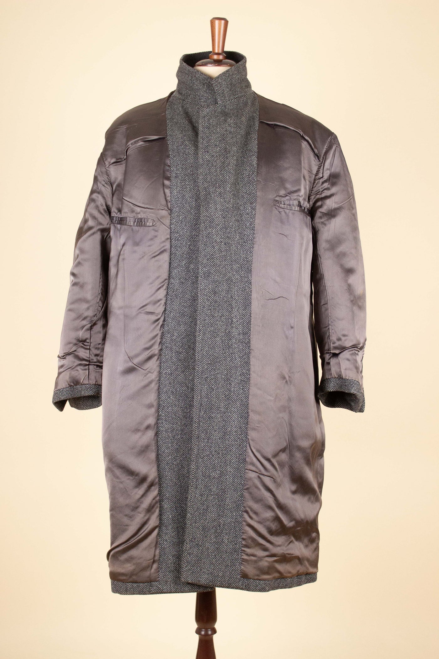 SWEDISH 1940S/1950S BESPOKE GREY HERRINGBONE OVERCOAT BY UNKNOWN MAKER. SIZE CA EU 52