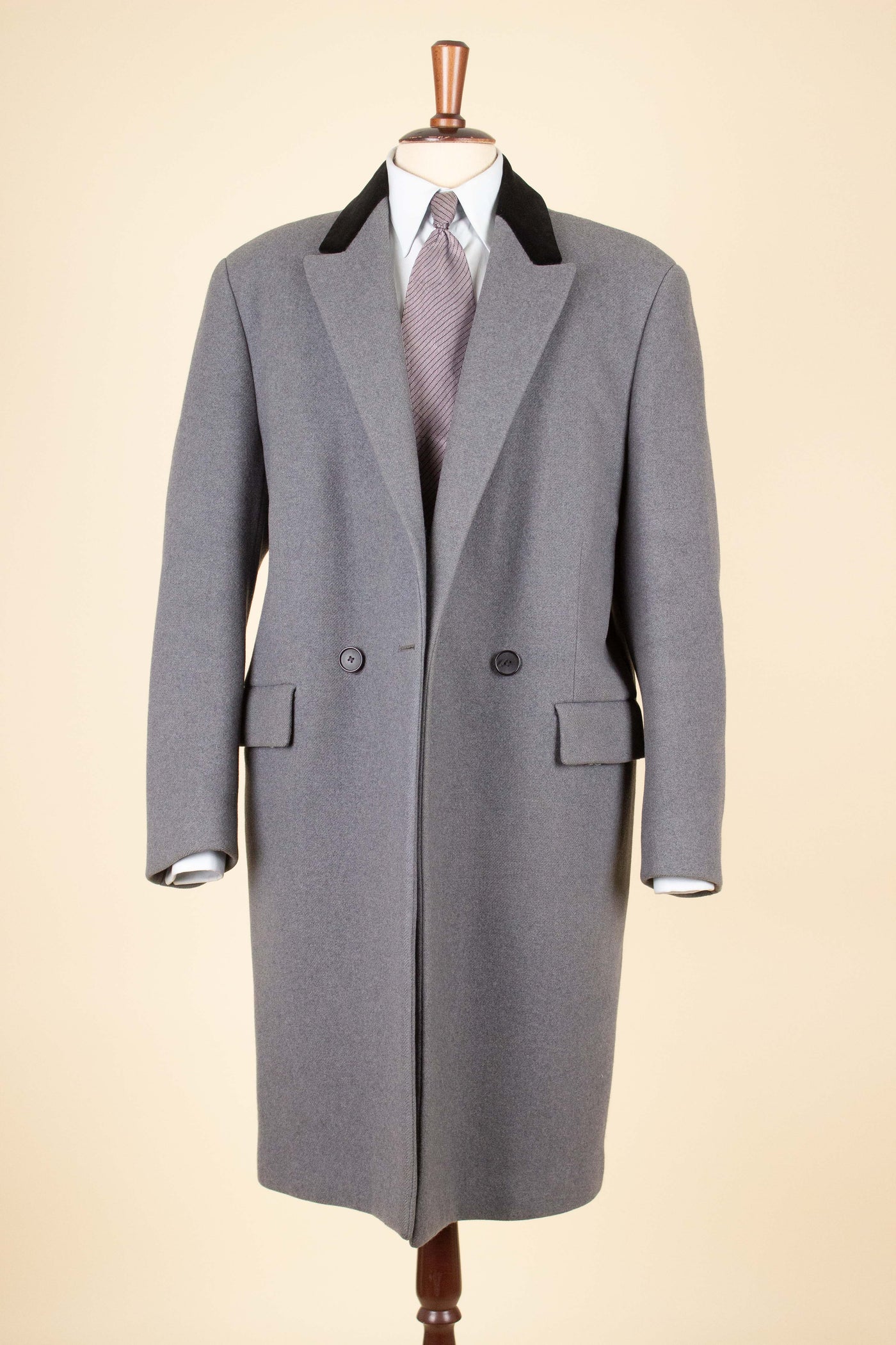 SWEDISH 1950S/1960S LIGHT GREY DOUBLE BREASTED COVERT COAT BY HOLLYWOOD. SIZE CA EU 46-48