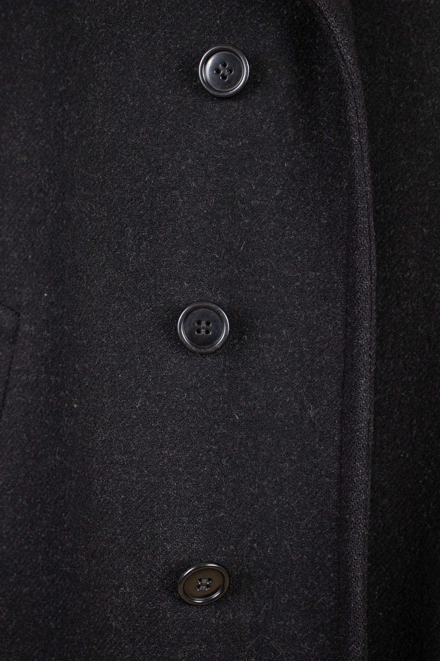 SWEDISH 1940S HEAVYWEIGHT DARK GREY RAGLAN OVERCOAT. SIZE CA EU 48