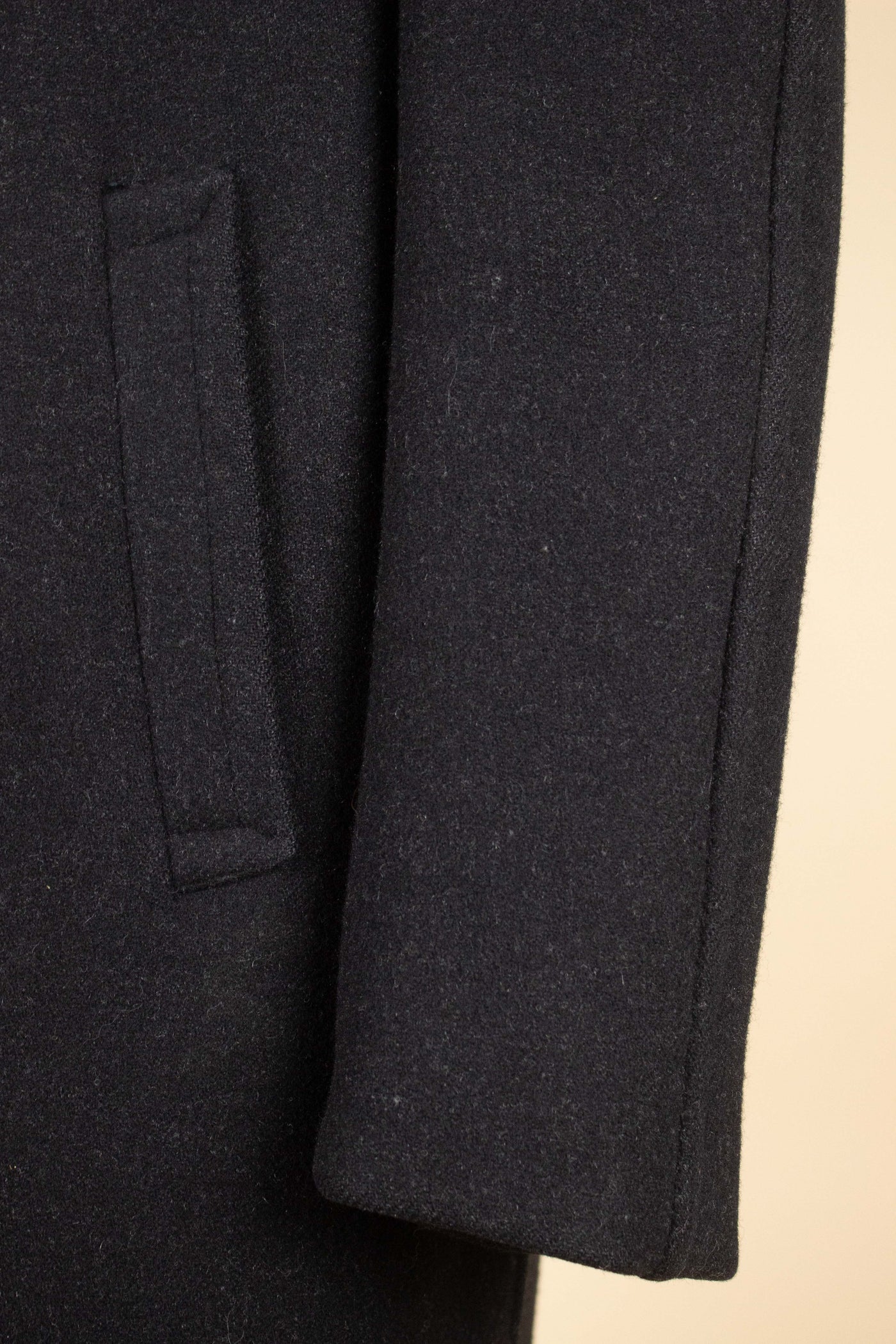 SWEDISH 1940S HEAVYWEIGHT DARK GREY RAGLAN OVERCOAT. SIZE CA EU 48
