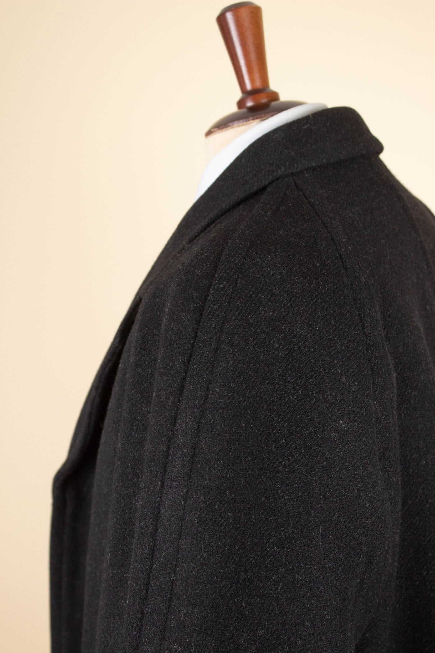 SWEDISH 1940S HEAVYWEIGHT DARK GREY RAGLAN OVERCOAT. SIZE CA EU 48