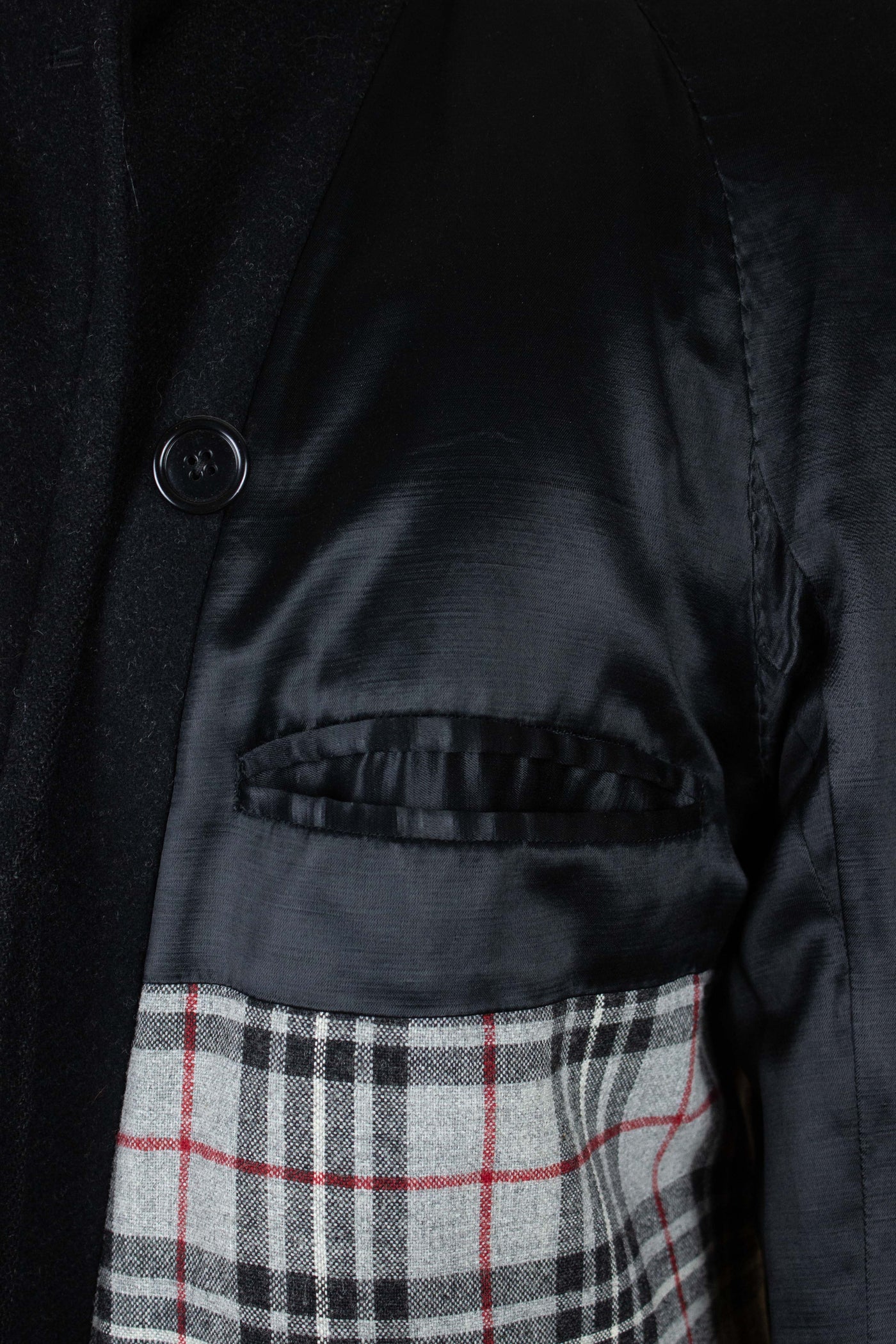 SWEDISH 1940S HEAVYWEIGHT DARK GREY RAGLAN OVERCOAT. SIZE CA EU 48