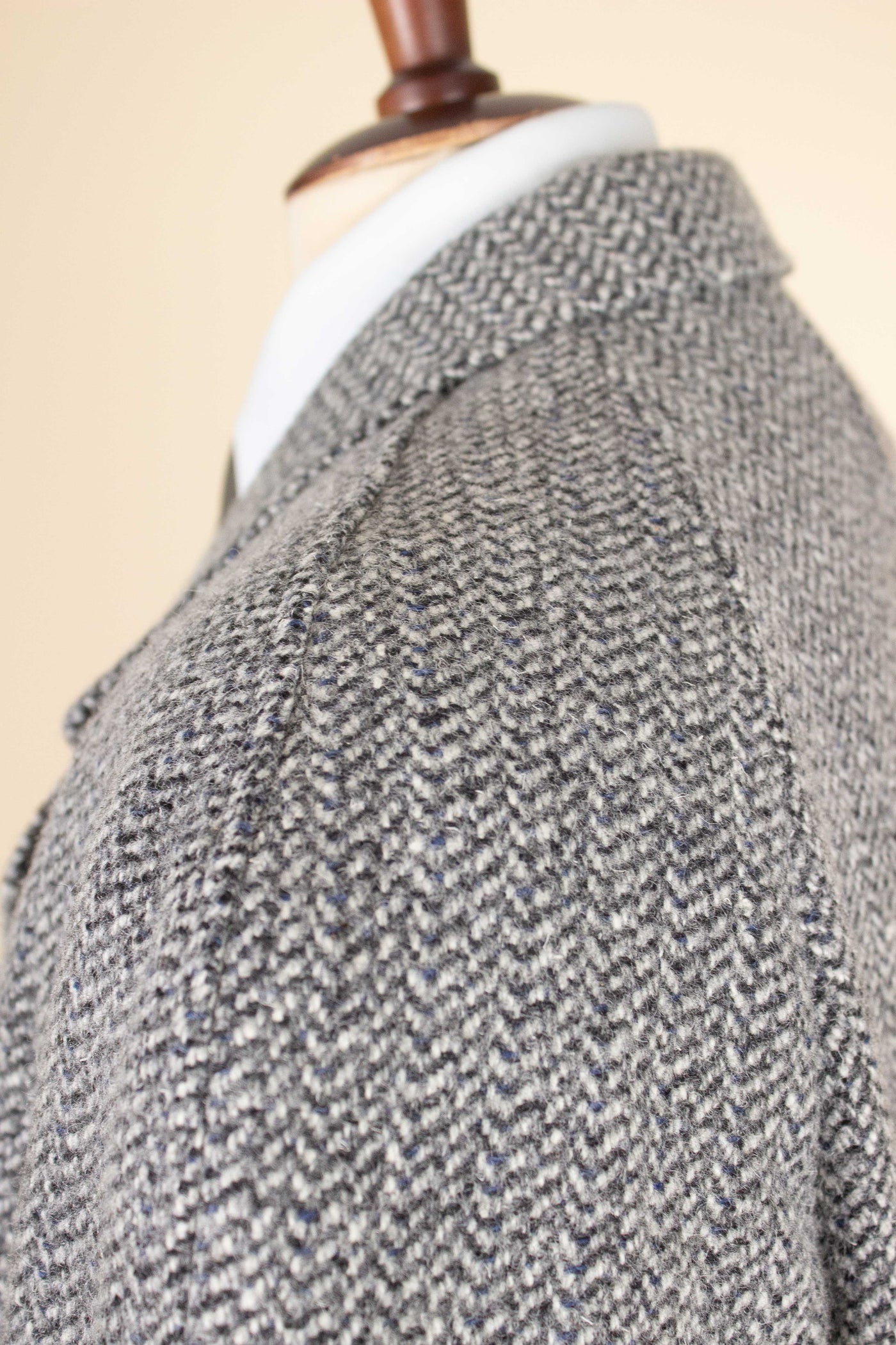 SWEDISH 1950S SINGLE BREASTED RAGLAN DEADSTOCK TWEED COAT BY RYWI. SIZE CA EU 50