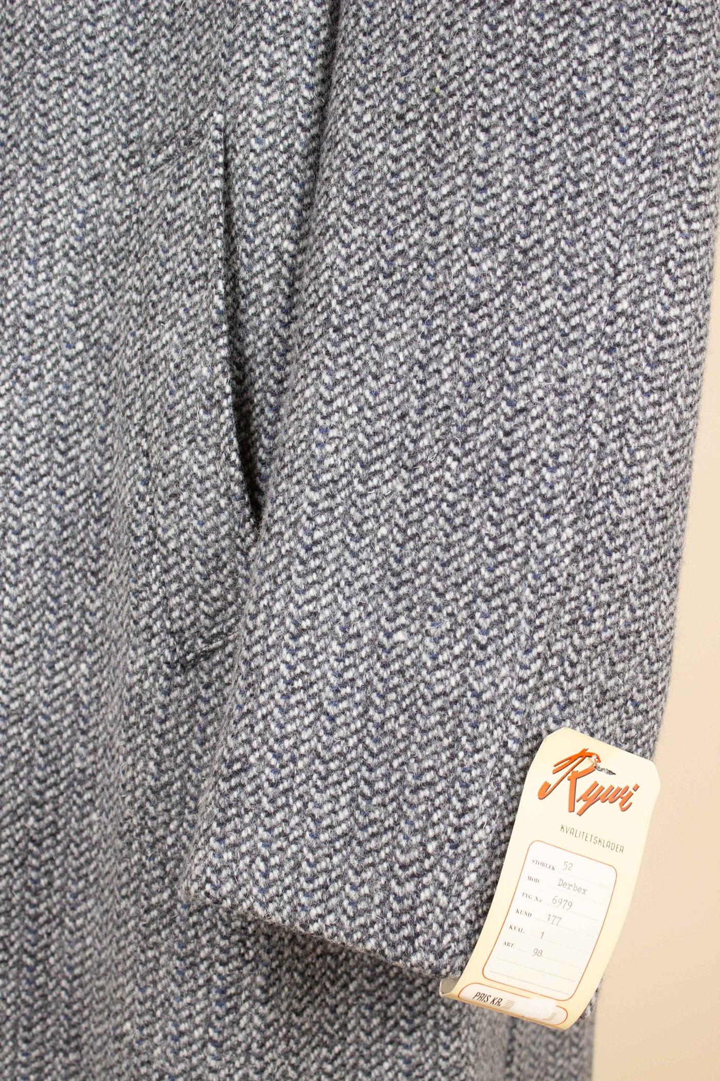 SWEDISH 1950S SINGLE BREASTED RAGLAN DEADSTOCK TWEED COAT BY RYWI. SIZE CA EU 50