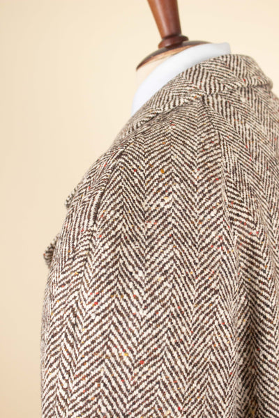 SWEDISH 1940S BROWN HERRINGBONE RAGLAN OVERCOAT BY UNKNOWN MAKER. SIZE CA EU 52