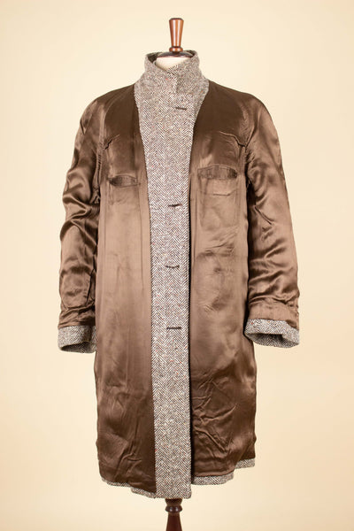 SWEDISH 1940S BROWN HERRINGBONE RAGLAN OVERCOAT BY UNKNOWN MAKER. SIZE CA EU 52