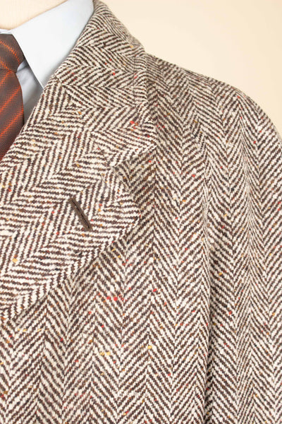 SWEDISH 1940S BROWN HERRINGBONE RAGLAN OVERCOAT BY UNKNOWN MAKER. SIZE CA EU 52