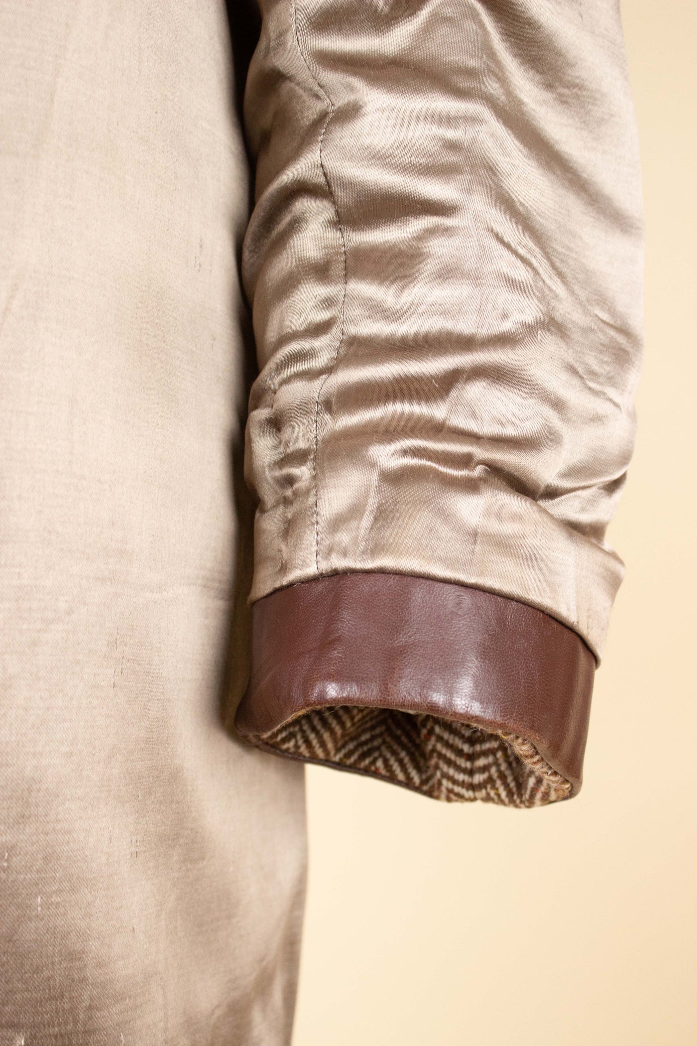SWEDISH 1940S BROWN HERRINGBONE TWEED CARCOAT BY ÖRNKLÄDER. SIZE CA EU 50