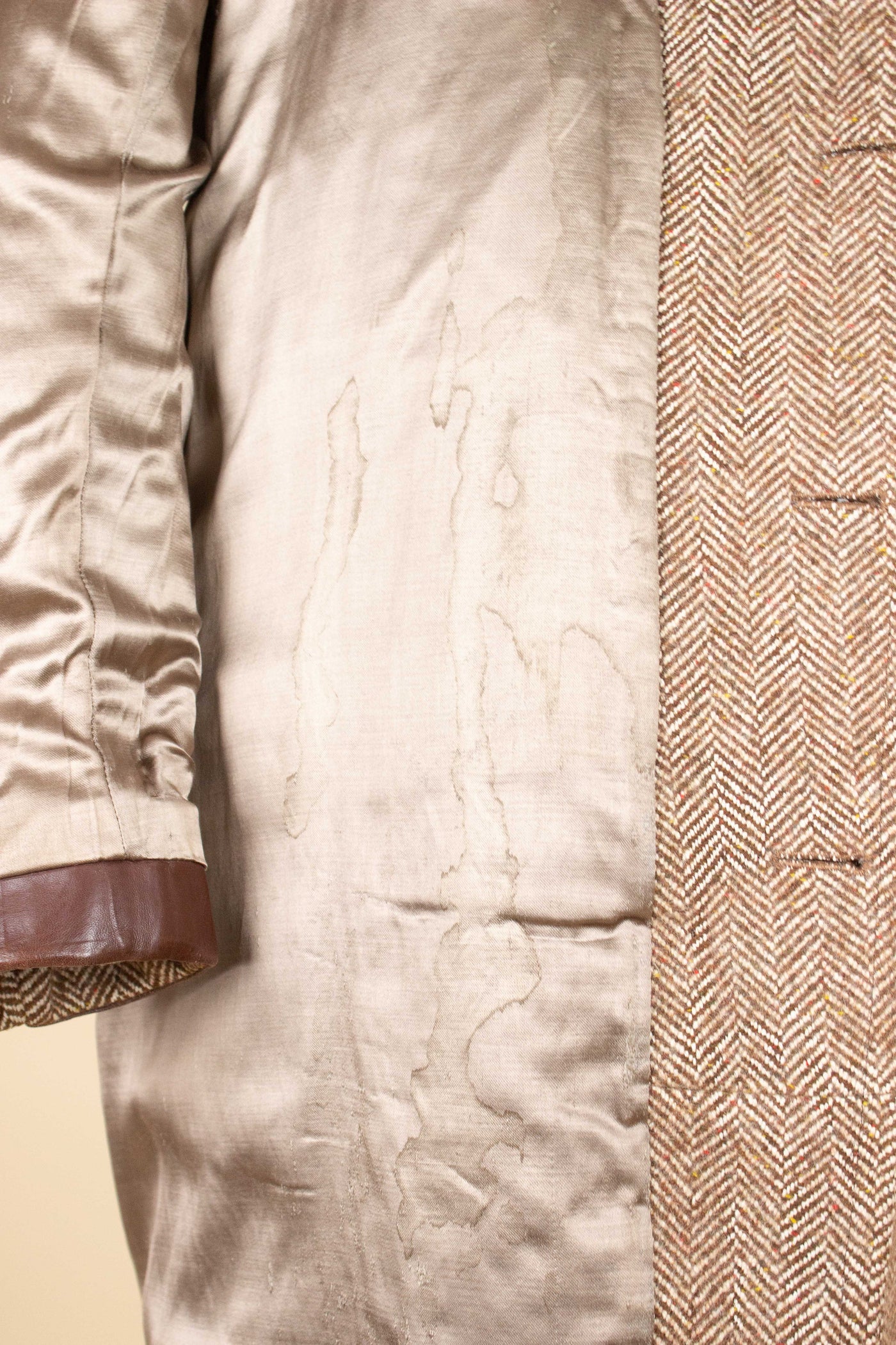 SWEDISH 1940S BROWN HERRINGBONE TWEED CARCOAT BY ÖRNKLÄDER. SIZE CA EU 50