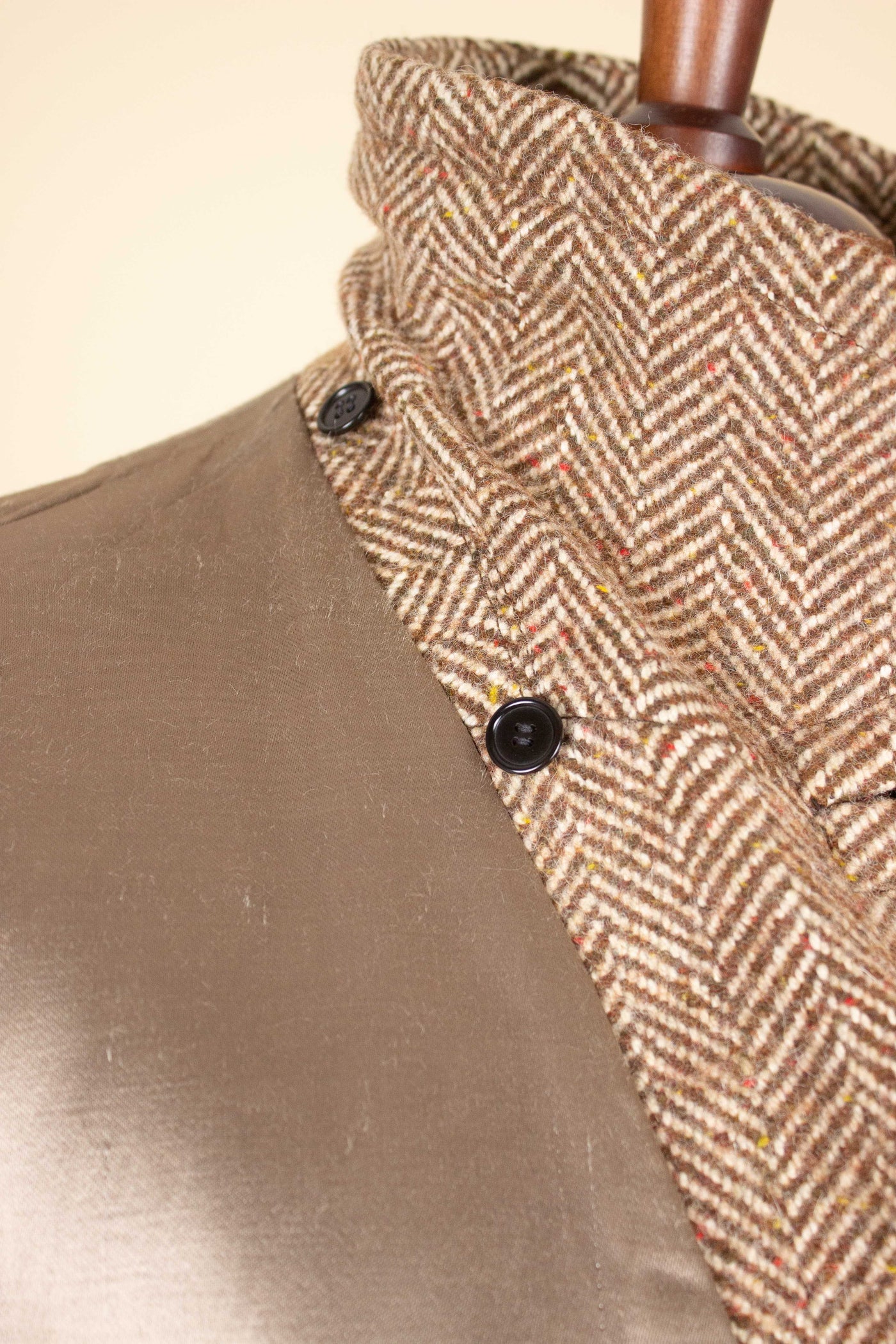 SWEDISH 1940S BROWN HERRINGBONE TWEED CARCOAT BY ÖRNKLÄDER. SIZE CA EU 50