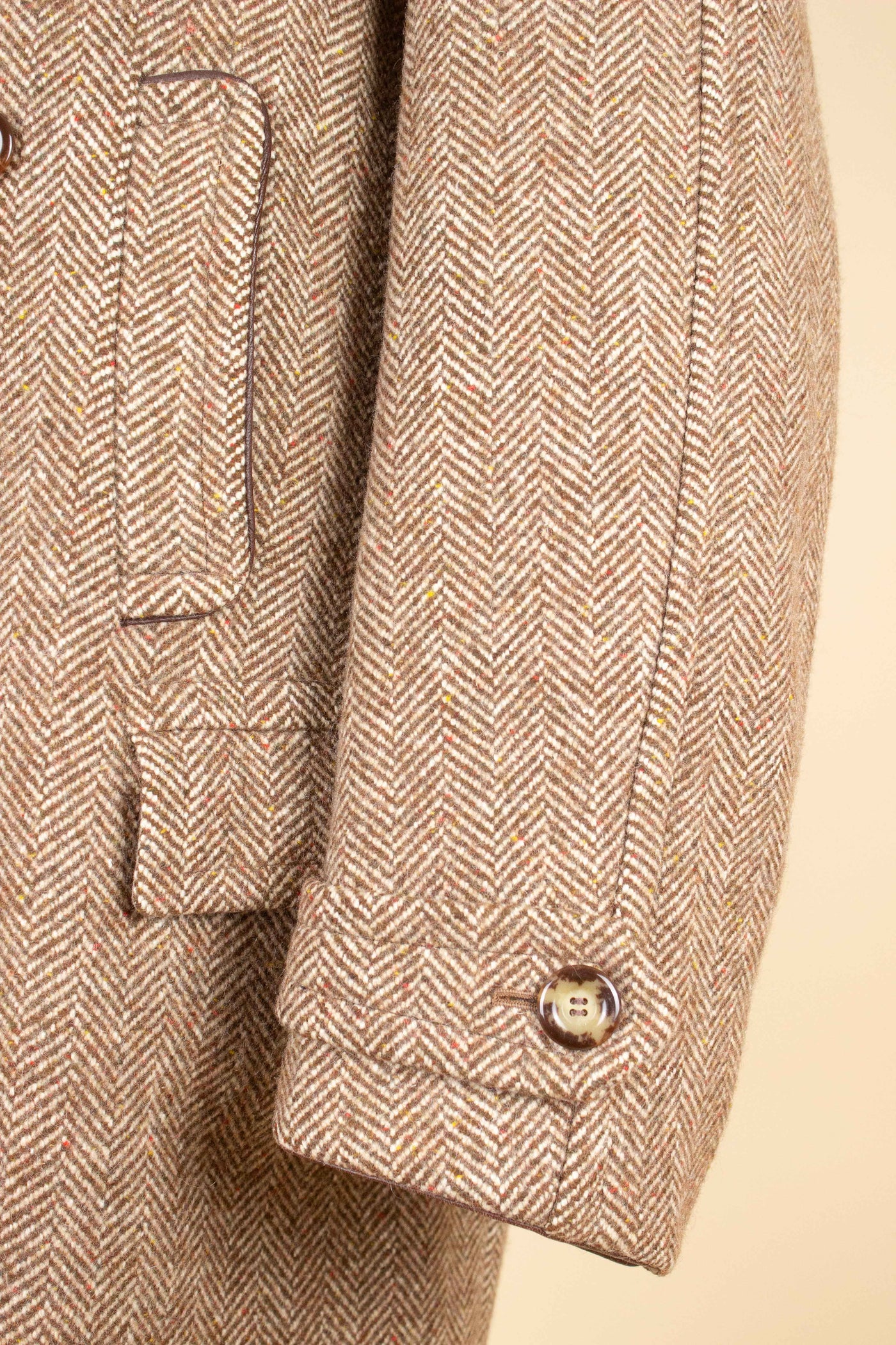 SWEDISH 1940S BROWN HERRINGBONE TWEED CARCOAT BY ÖRNKLÄDER. SIZE CA EU 50