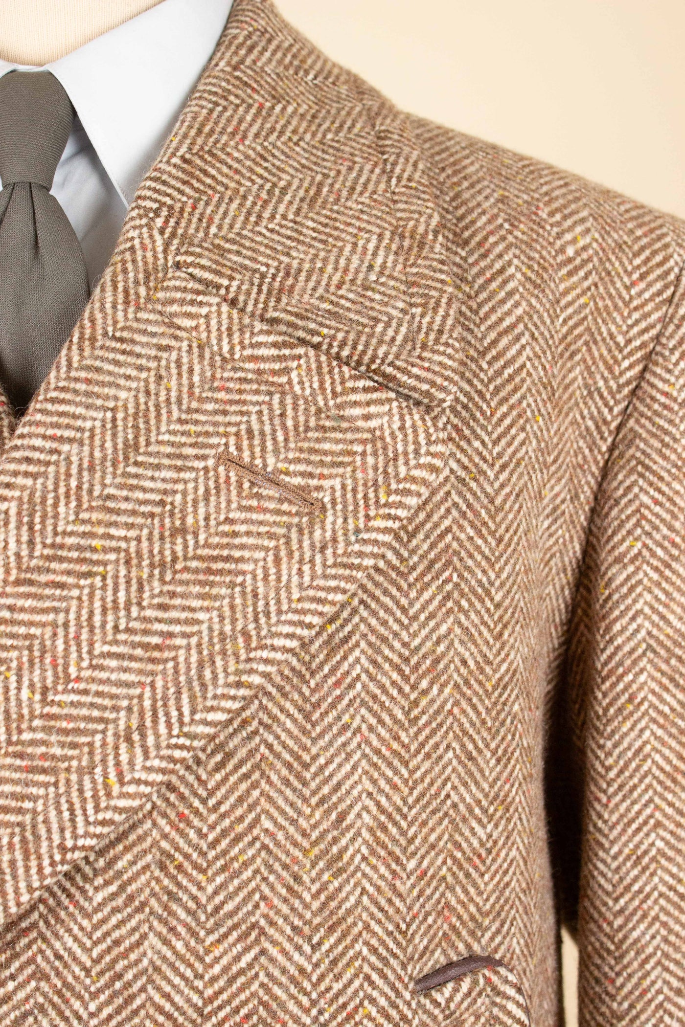 SWEDISH 1940S BROWN HERRINGBONE TWEED CARCOAT BY ÖRNKLÄDER. SIZE CA EU 50