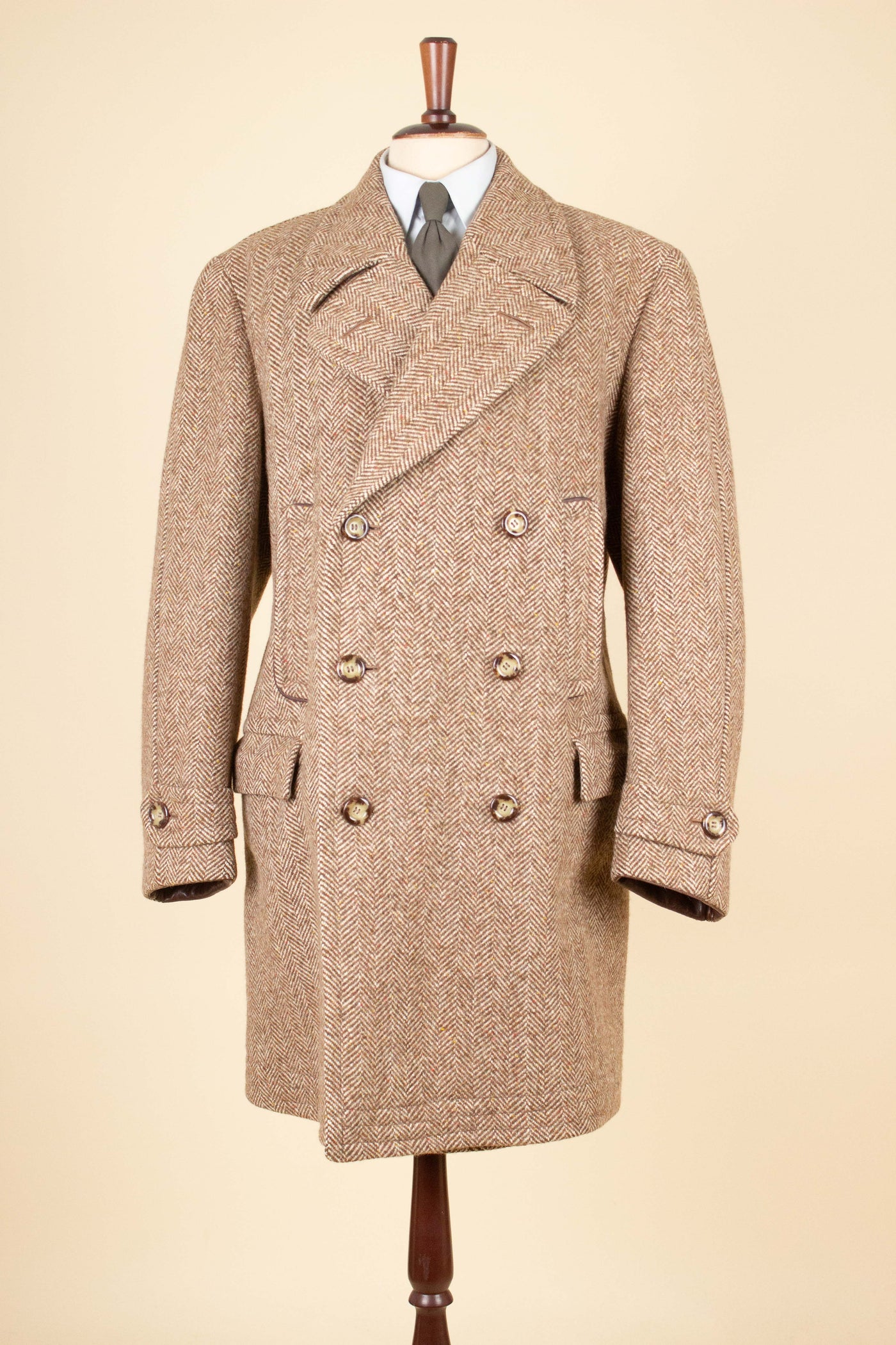 SWEDISH 1940S BROWN HERRINGBONE TWEED CARCOAT BY ÖRNKLÄDER. SIZE CA EU 50