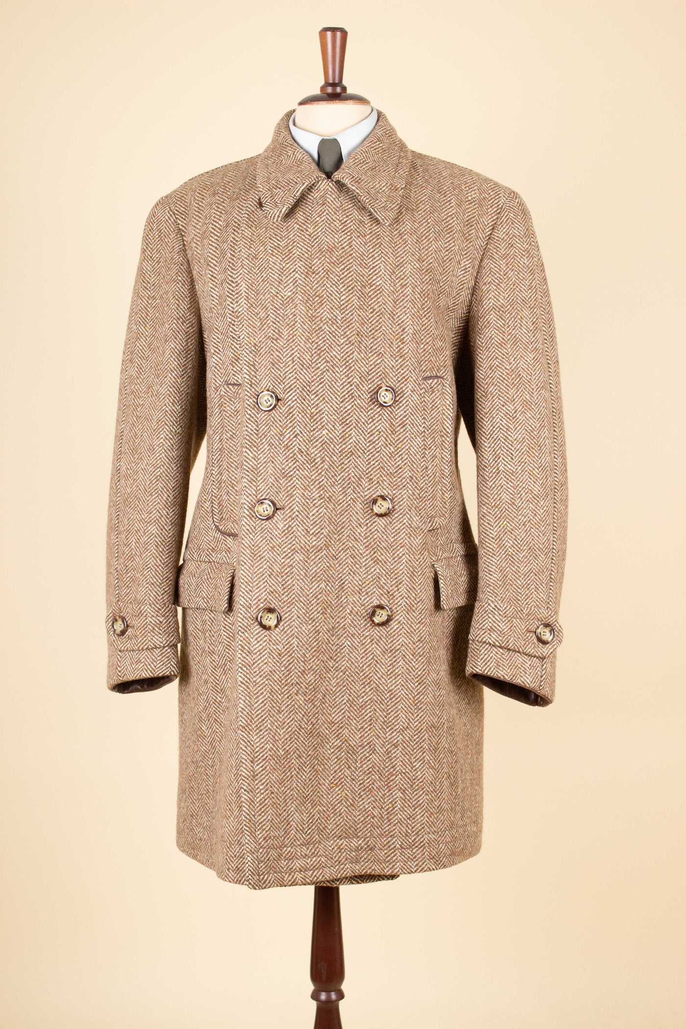 SWEDISH 1940S BROWN HERRINGBONE TWEED CARCOAT BY ÖRNKLÄDER. SIZE CA EU 50