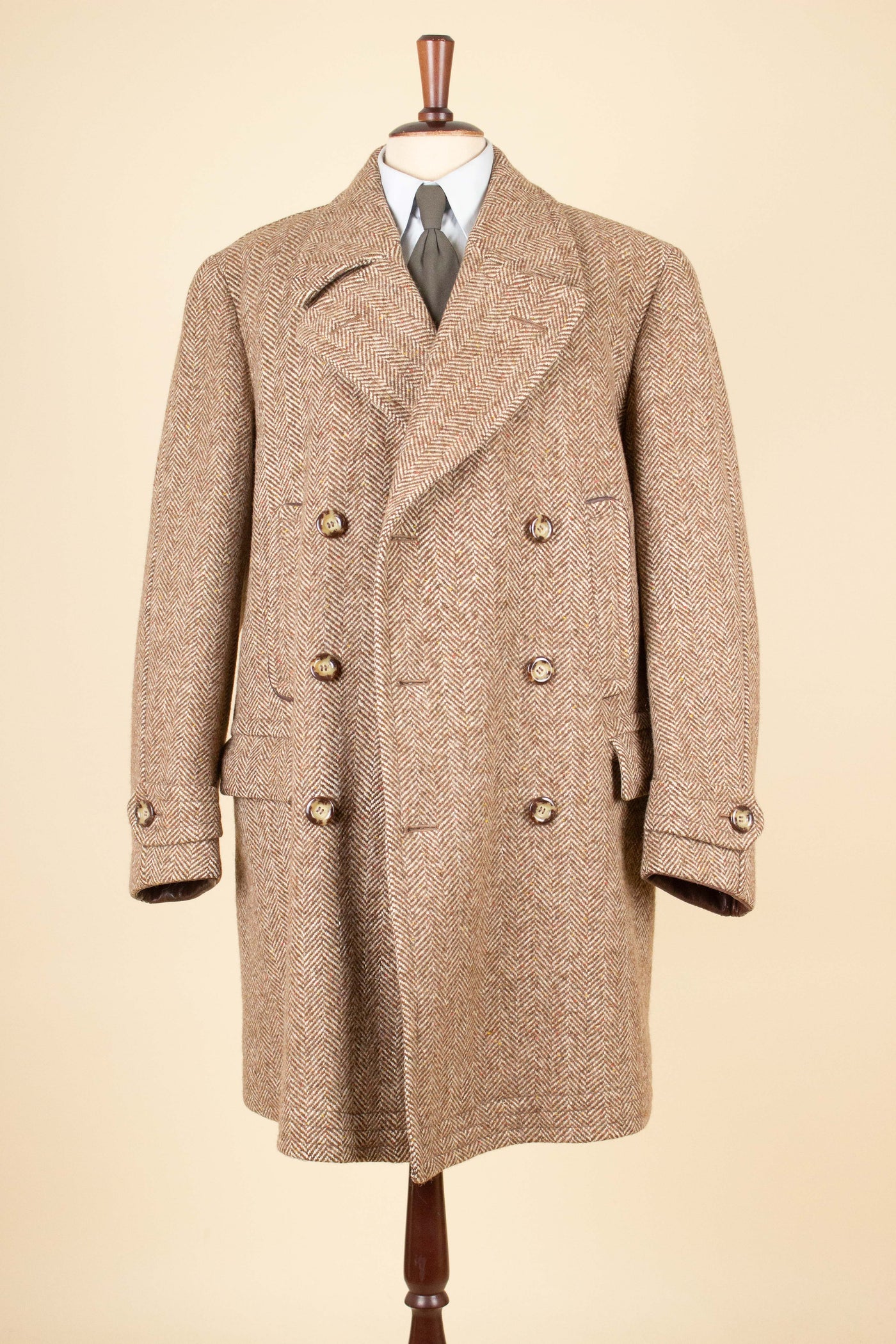 SWEDISH 1940S BROWN HERRINGBONE TWEED CARCOAT BY ÖRNKLÄDER. SIZE CA EU 50